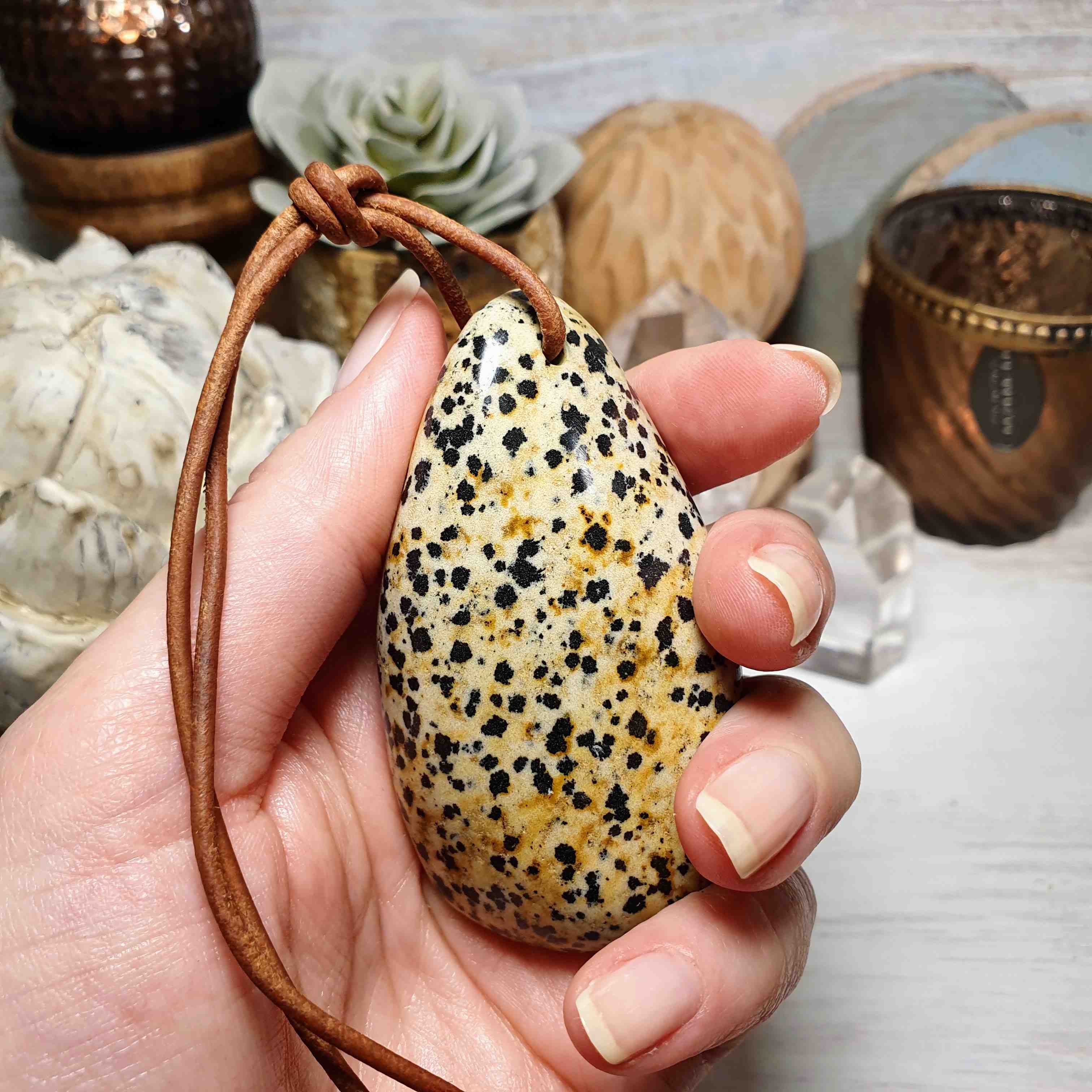 Jaspis dalmatin - velká vrtaná tromlovaná hmatka z Jihoafrické republiky C. 114 g 