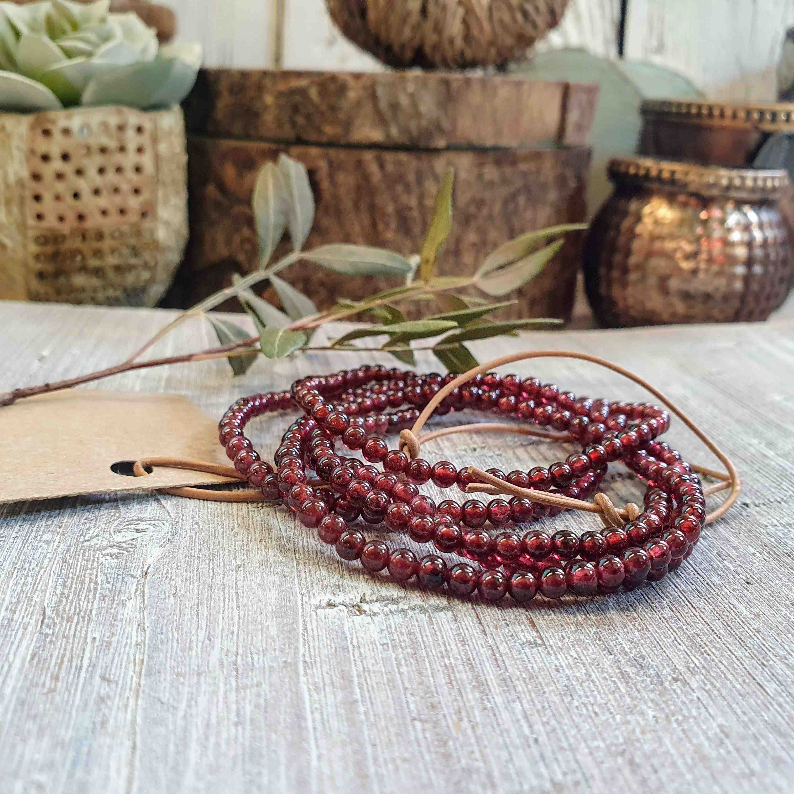 NÁRAMEK Z MINERÁLU ČERVENÝ GRANÁT ALMANDIN 3 mm 