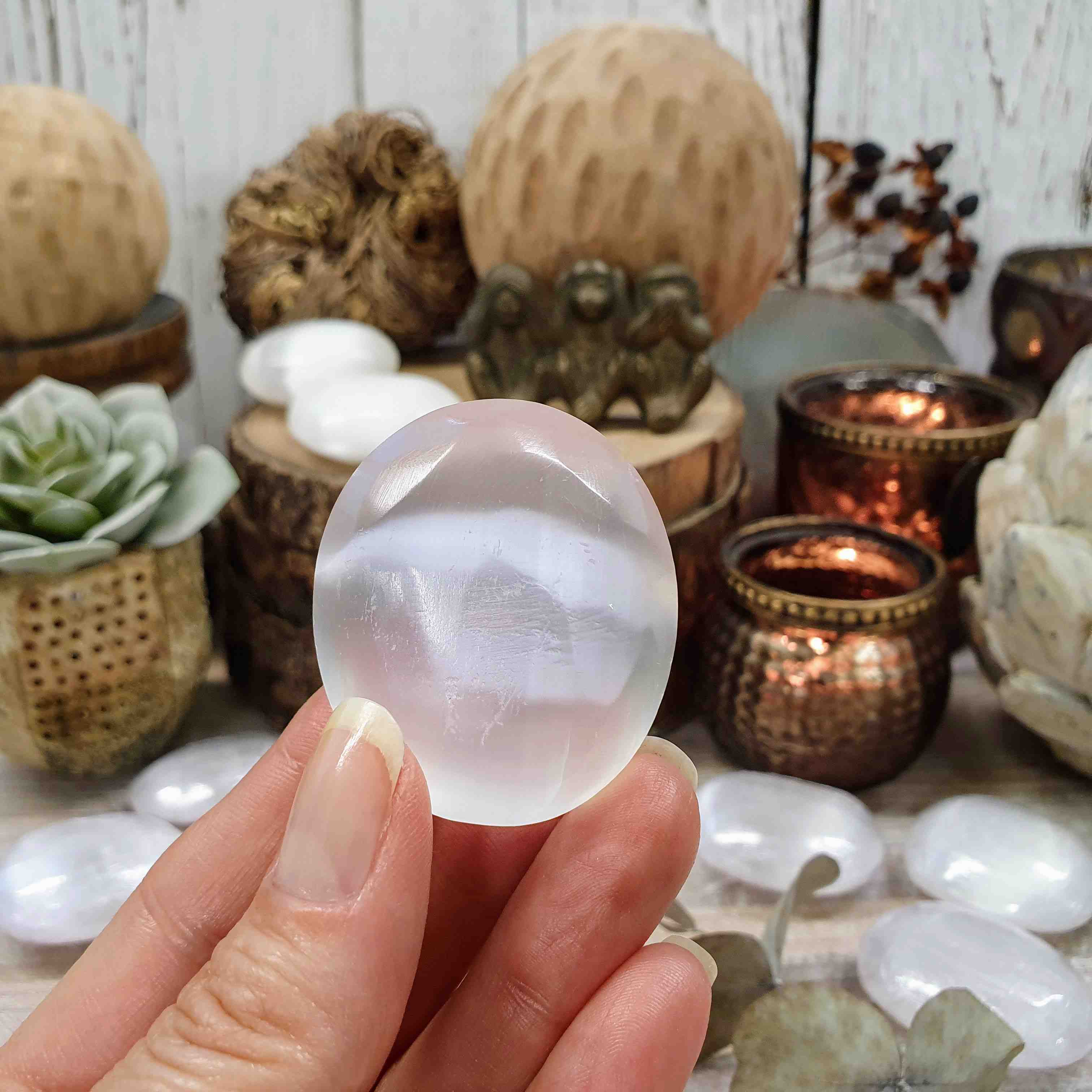 Selenit - malá ručně leštěná hmatka z Maroka 