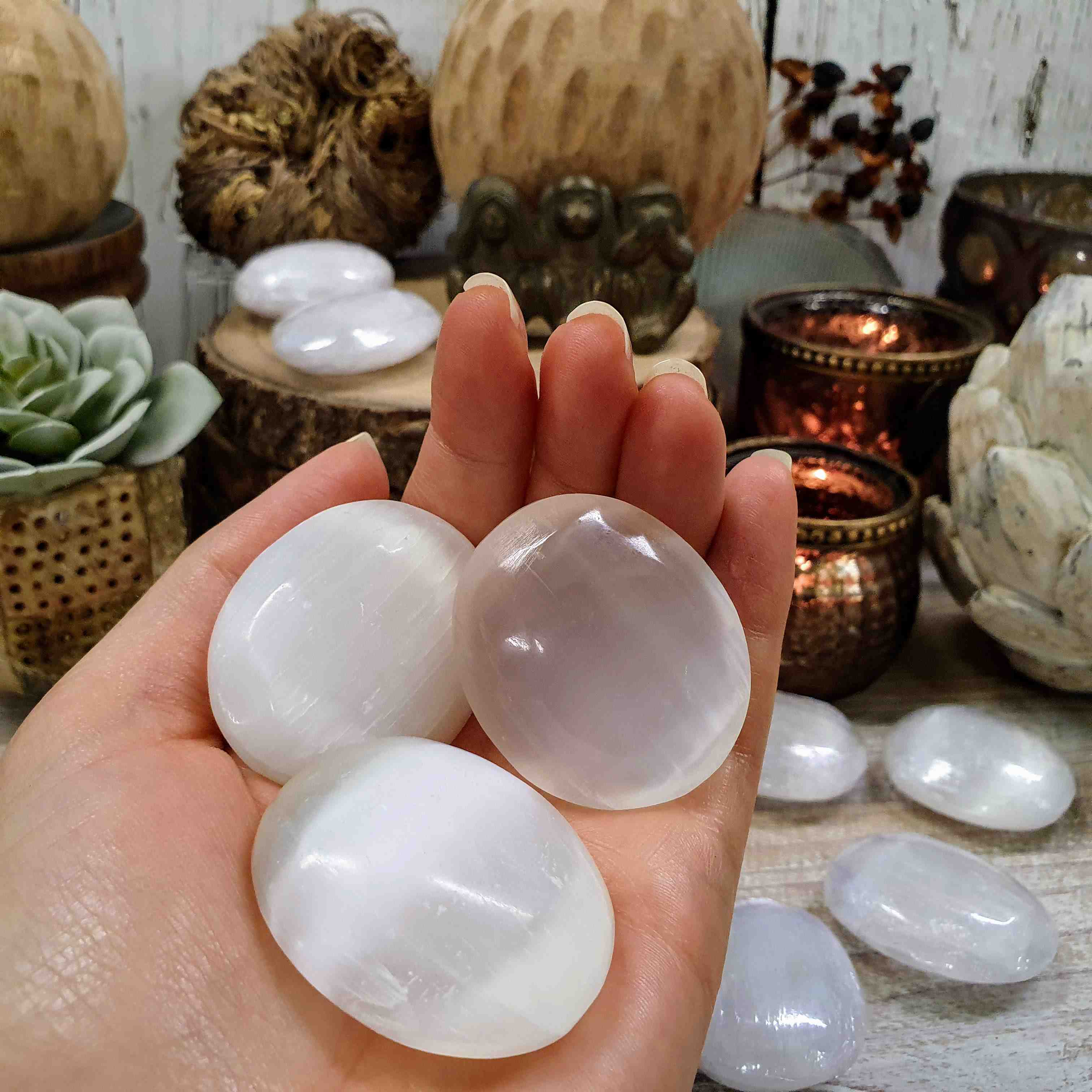 Selenit - malá ručně leštěná hmatka z Maroka 
