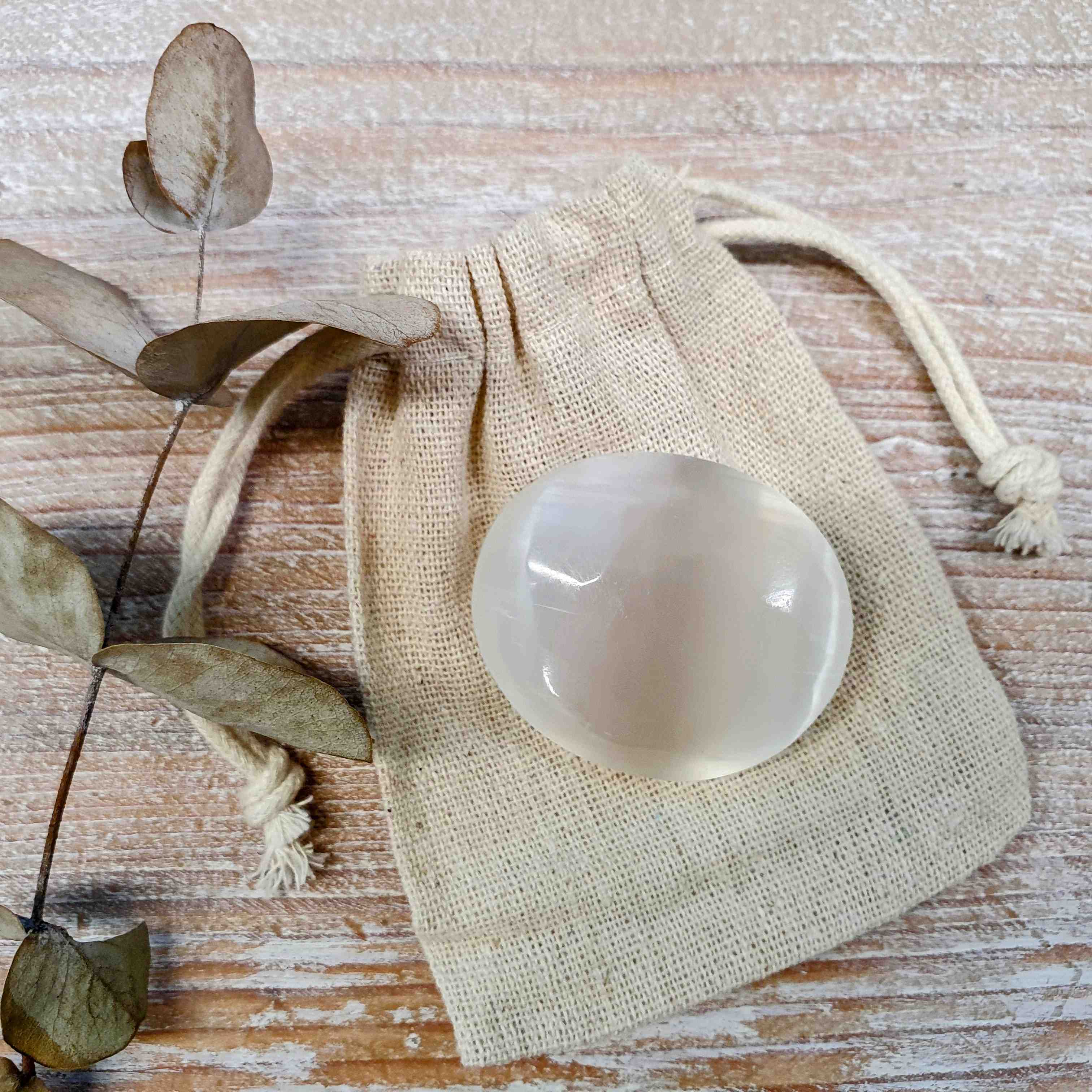 Selenit - malá ručně leštěná hmatka z Maroka 