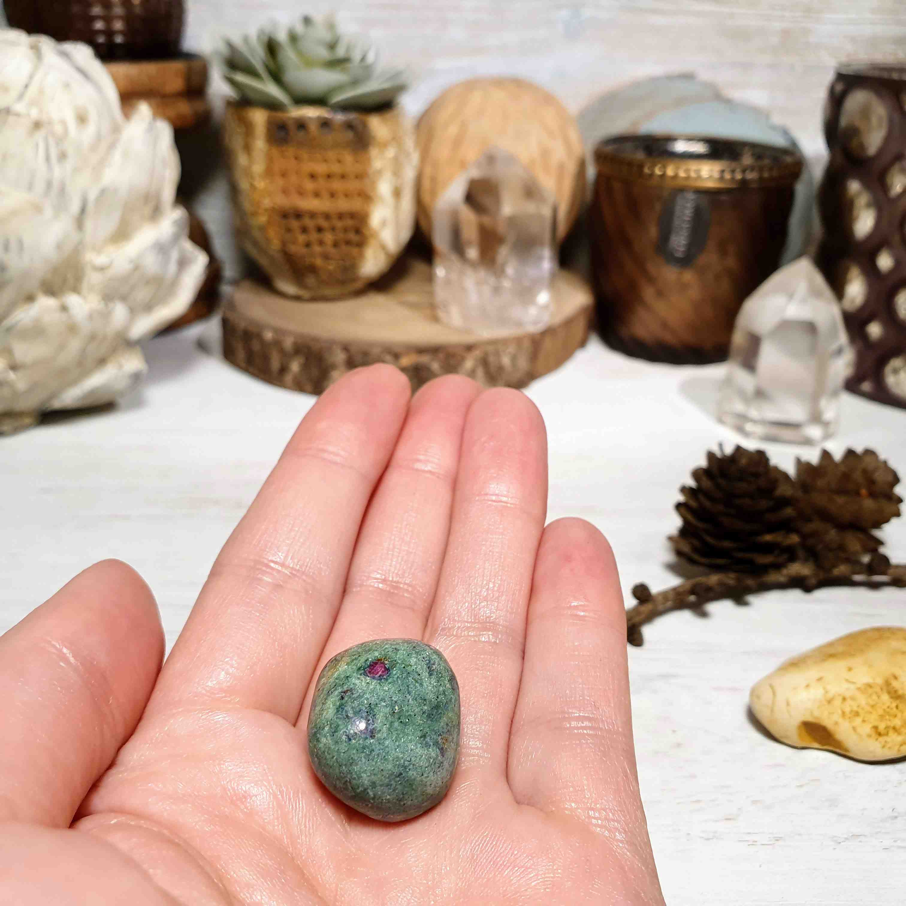 Rubín ve fuchsitu - ručně tromlovaný valounek z Indie C. 12 g 