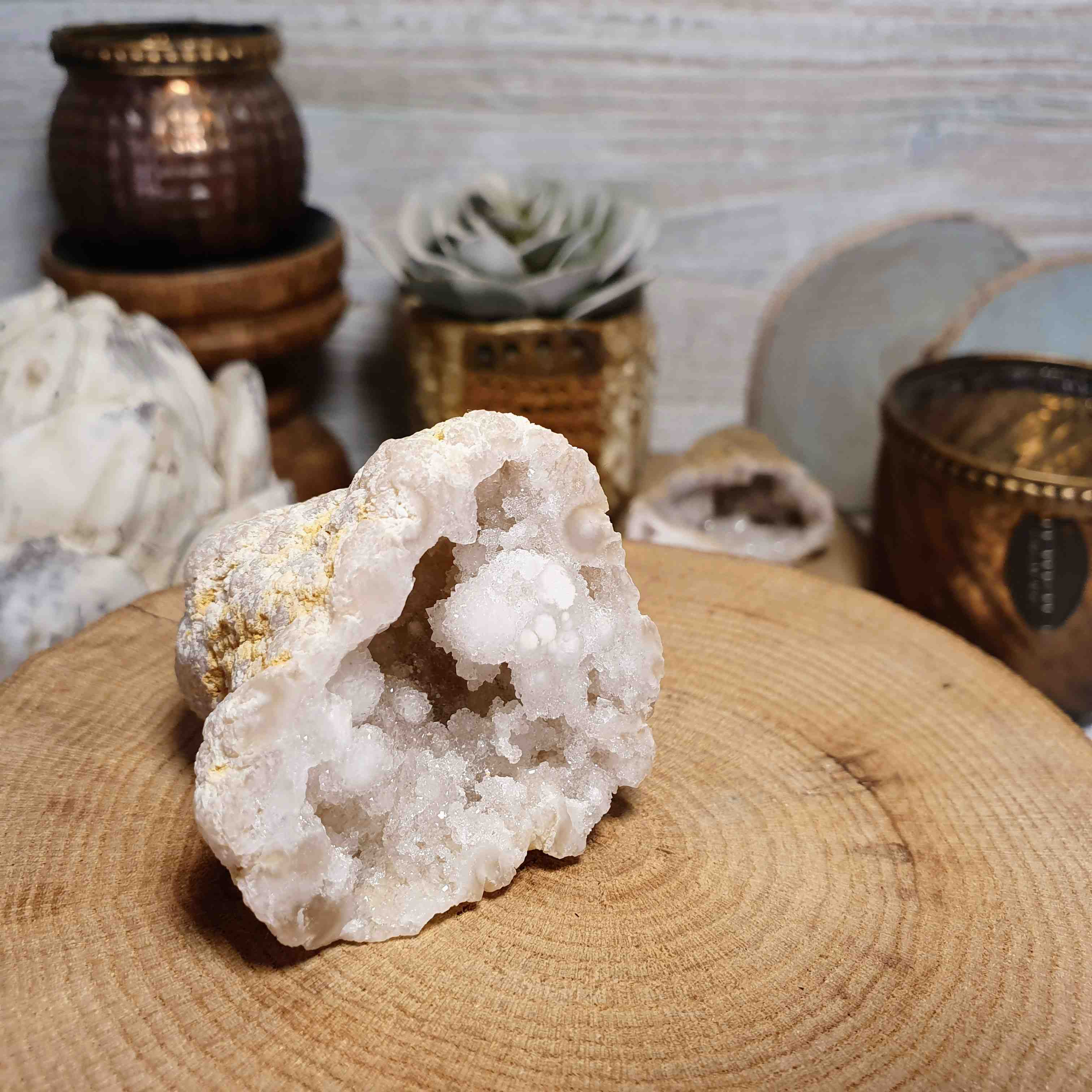 Křišťálová geoda - polovina zaleštěně přírodní geody z Maroka A. 59 g