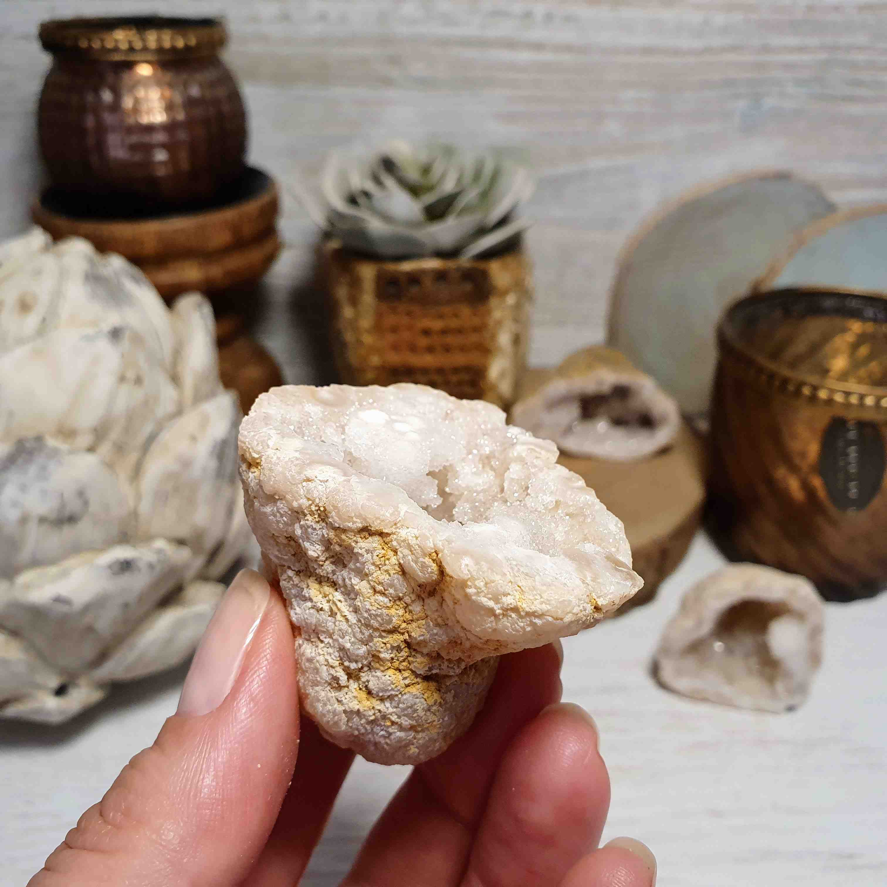 Křišťálová geoda - polovina zaleštěně přírodní geody z Maroka A. 59 g