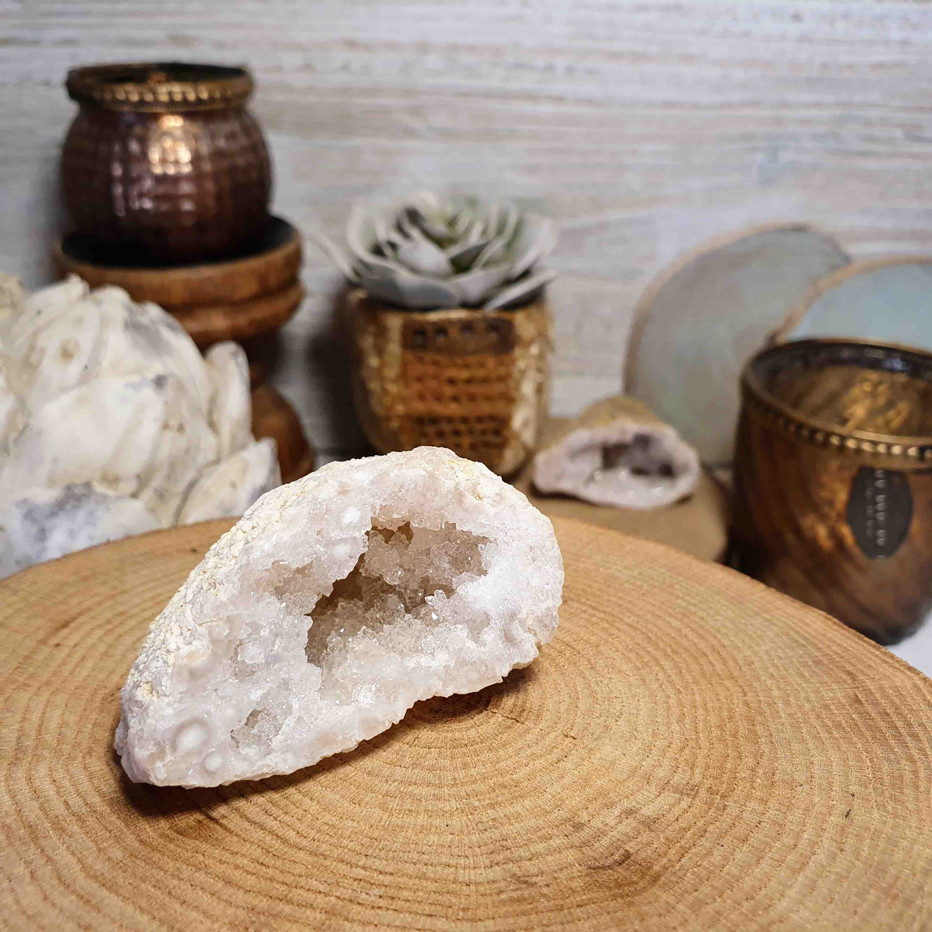 Křišťálová geoda - polovina zaleštěně přírodní geody z Maroka F. 63 g 