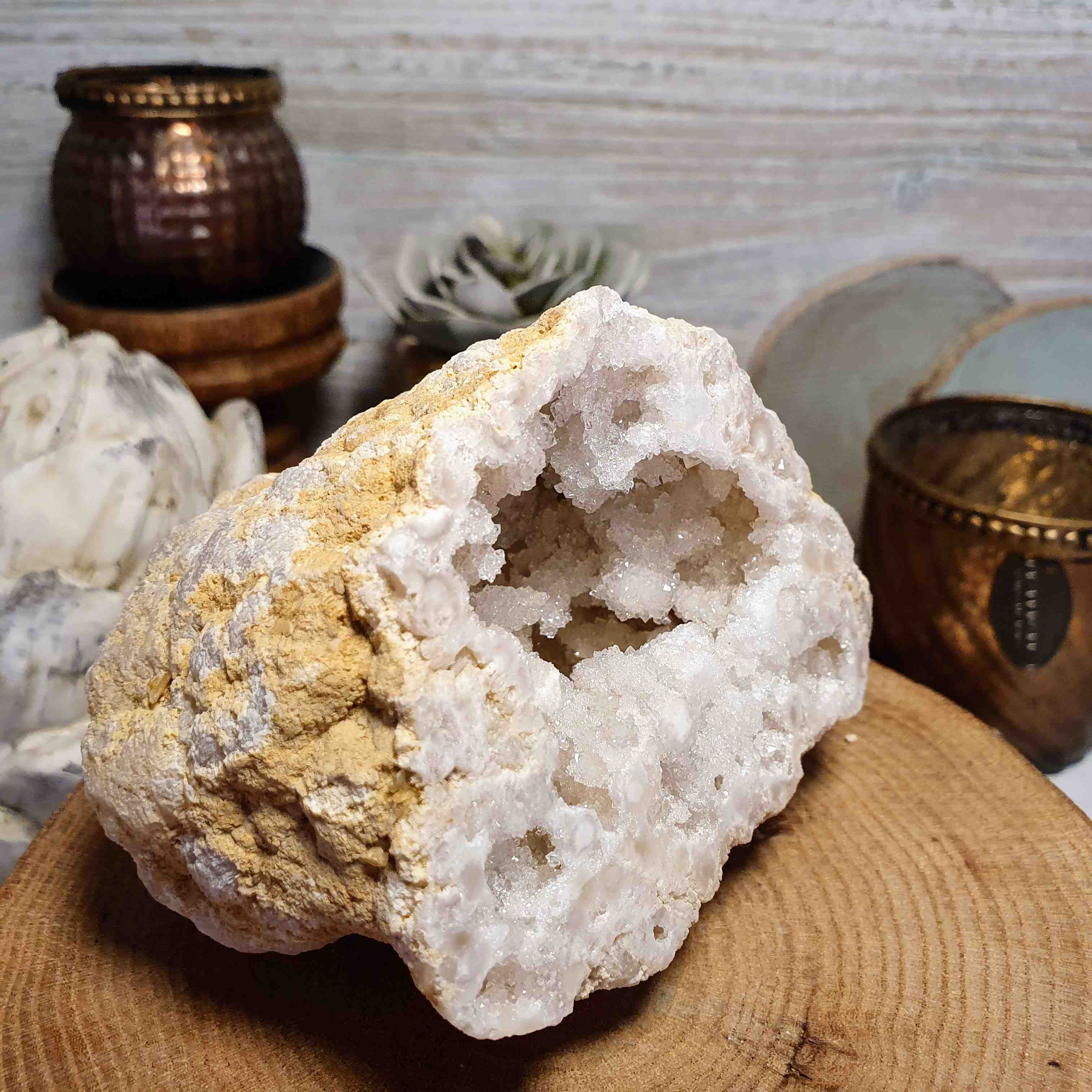 Křišťálová geoda - polovina velké zaleštěné přírodní geody z Maroka L. 277 g