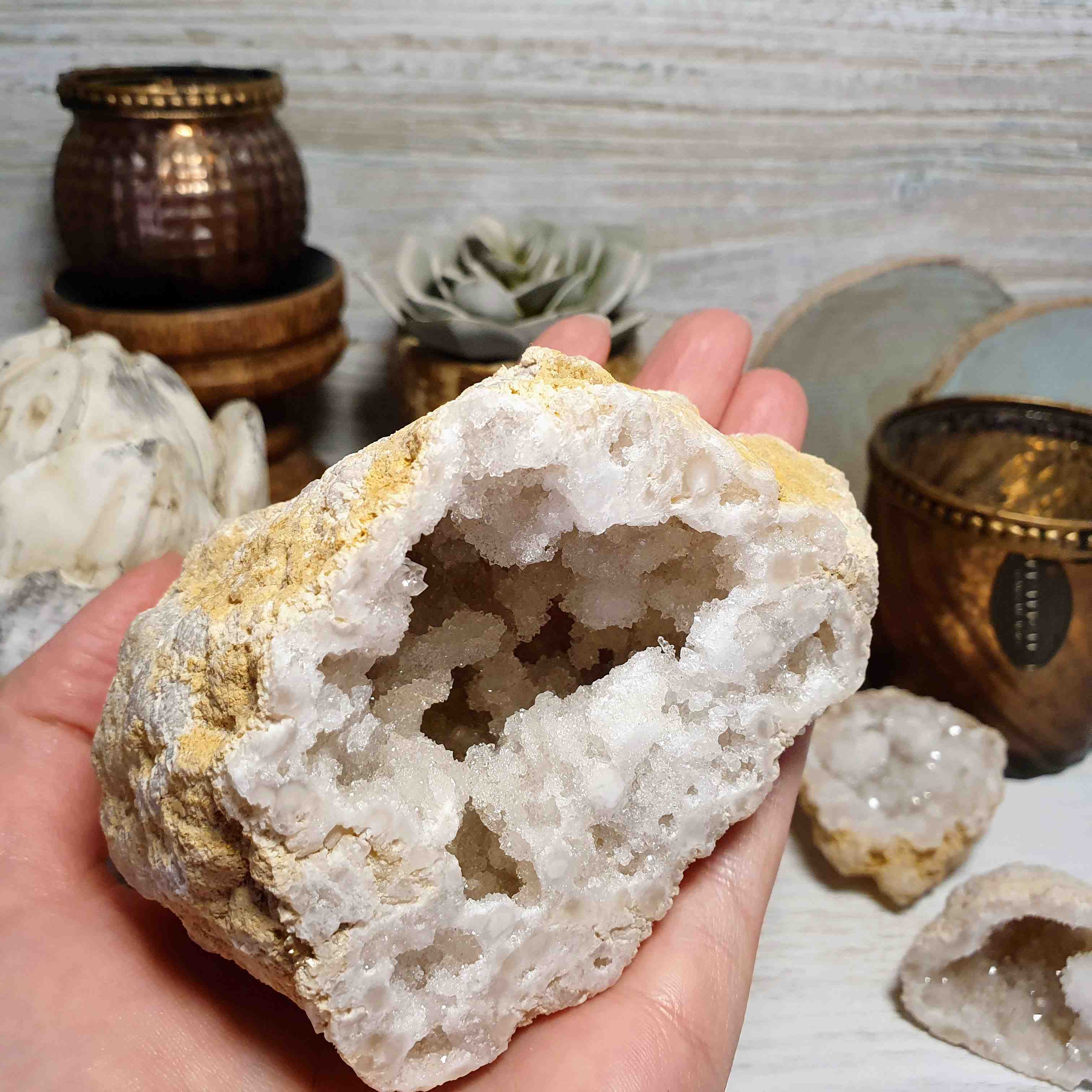Křišťálová geoda - polovina velké zaleštěné přírodní geody z Maroka L. 277 g
