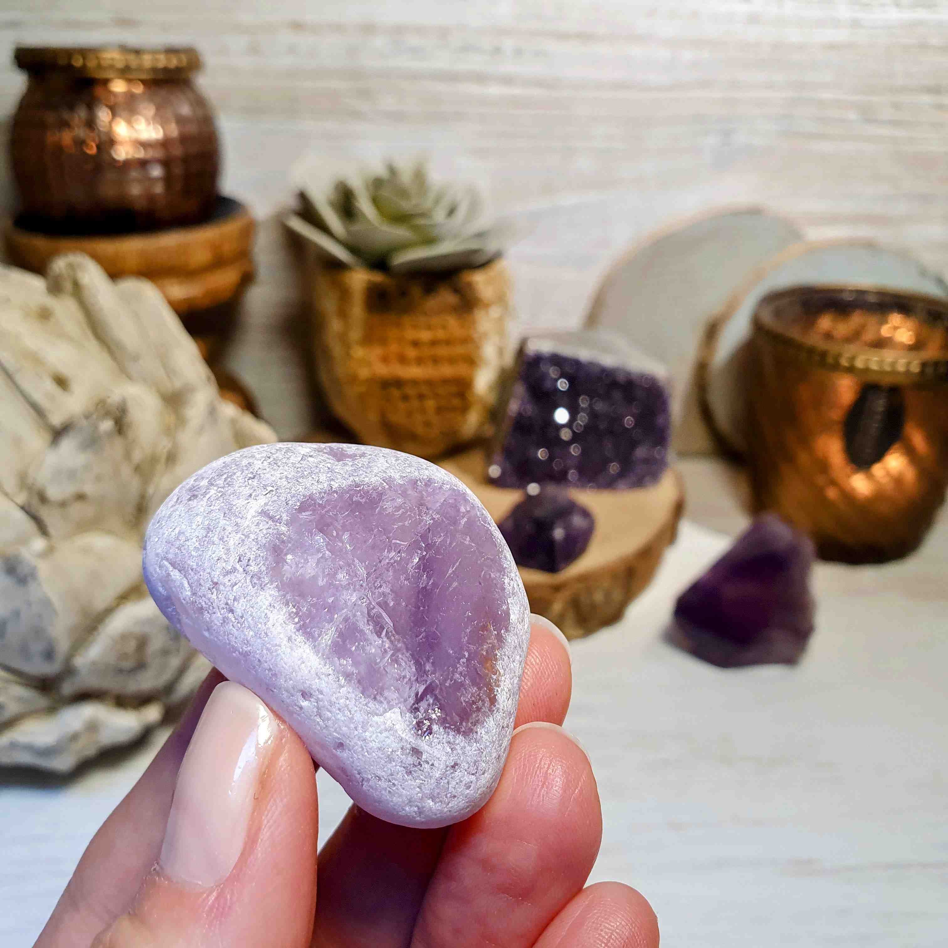 Meditační ametyst - broušený kámen s leštěným okýnkem z Brazílie B. 38 g