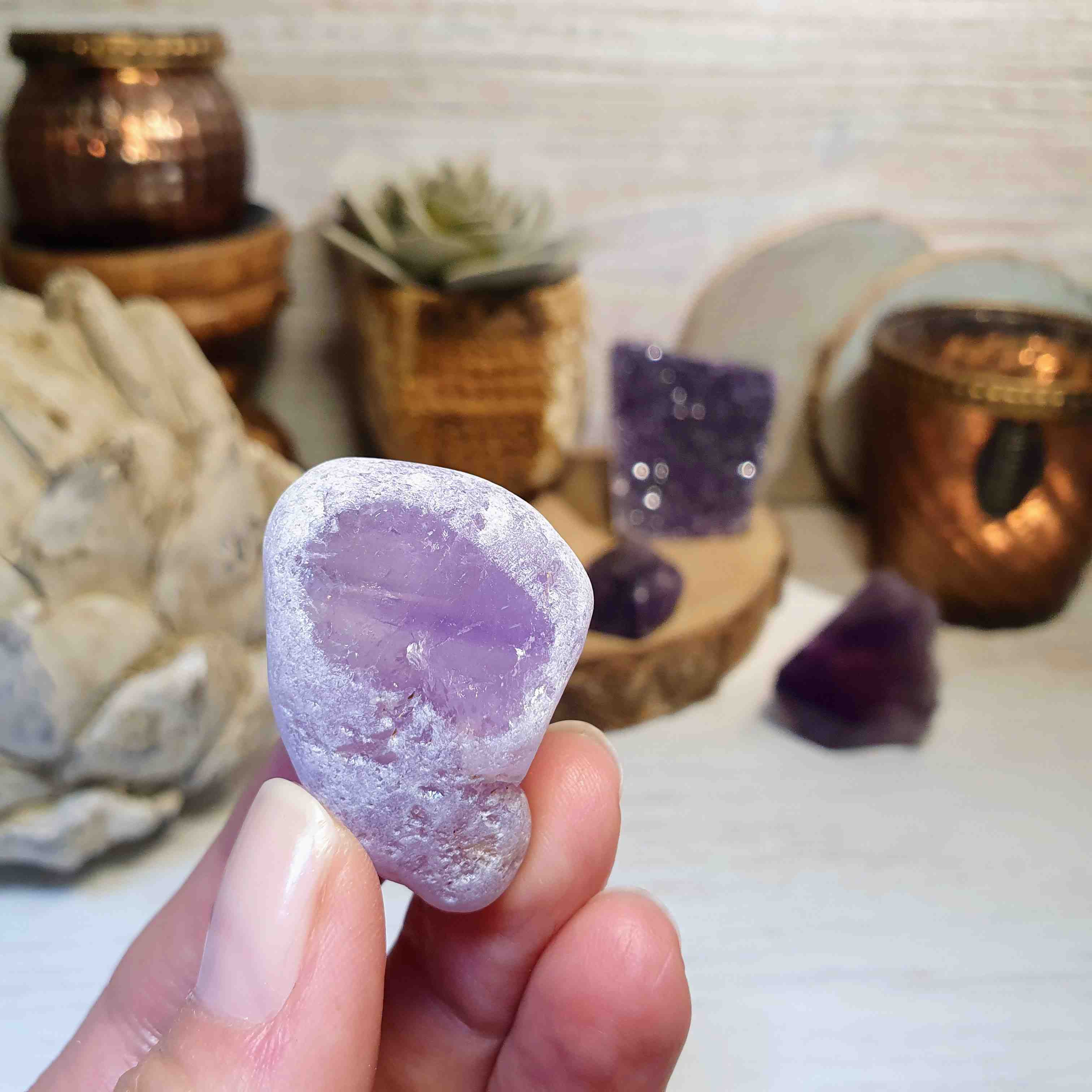 Meditační ametyst - broušený kámen s leštěným okýnkem z Brazílie K. 23 g