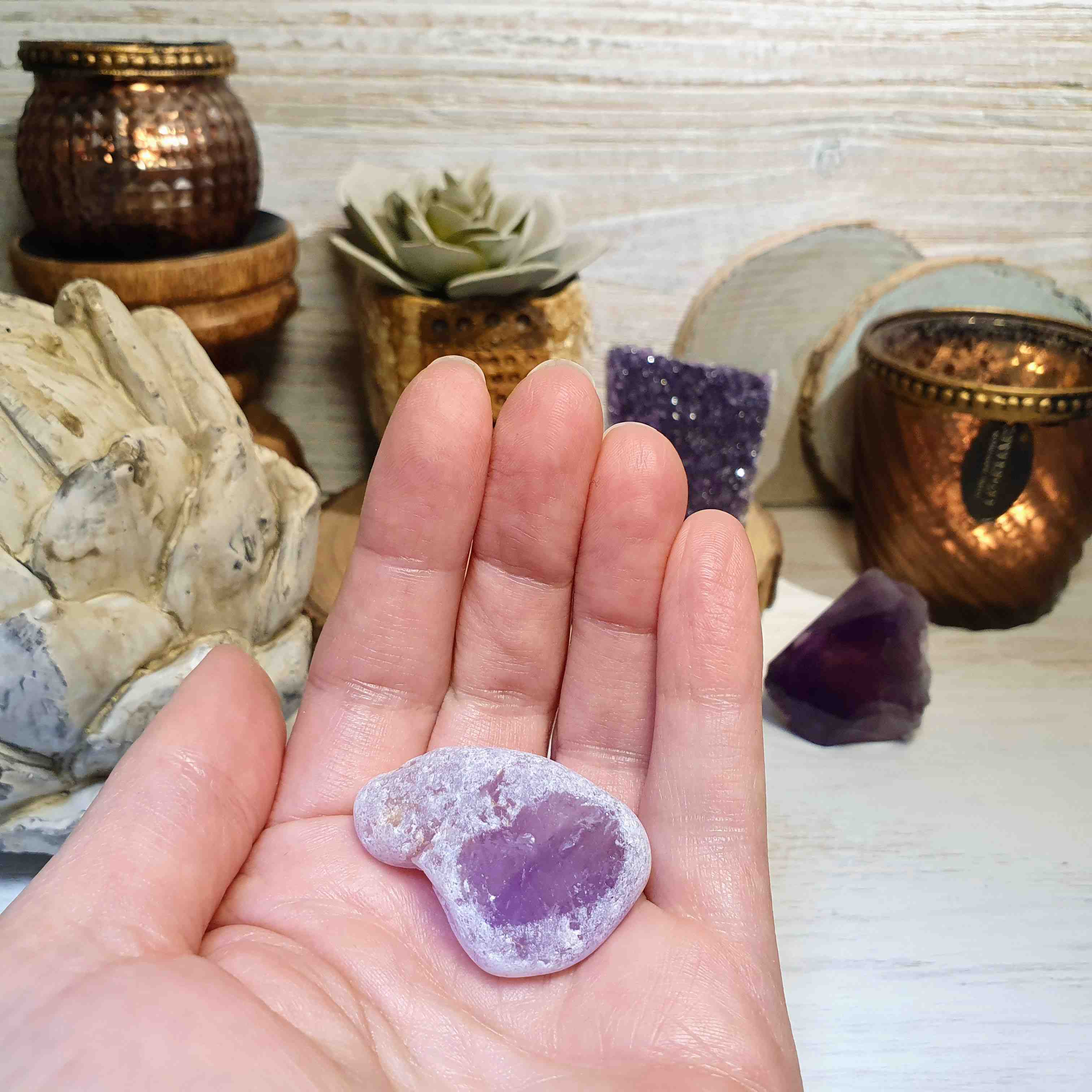 Meditační ametyst - broušený kámen s leštěným okýnkem z Brazílie K. 23 g