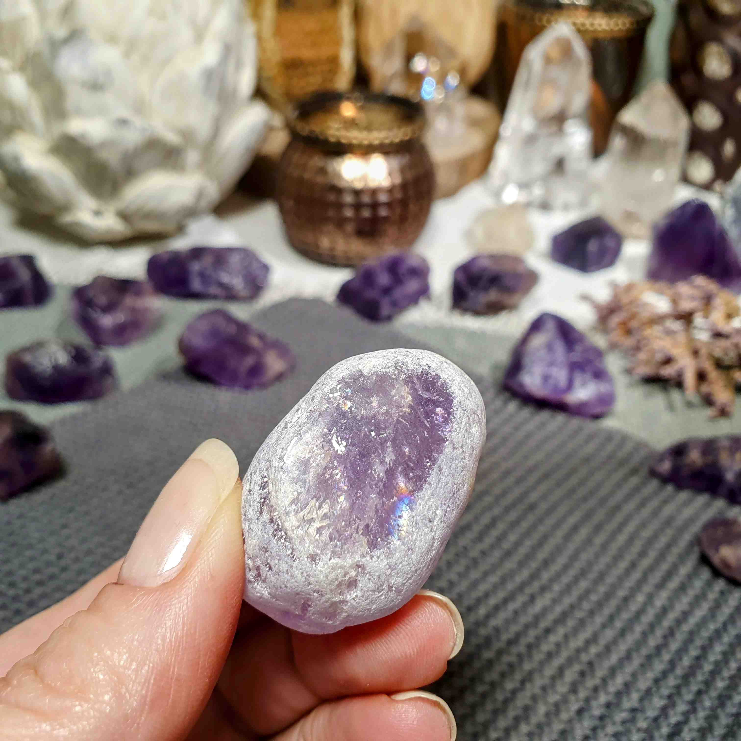 Meditační ametyst - broušený kámen s leštěným okýnkem z Brazílie F. 30 g