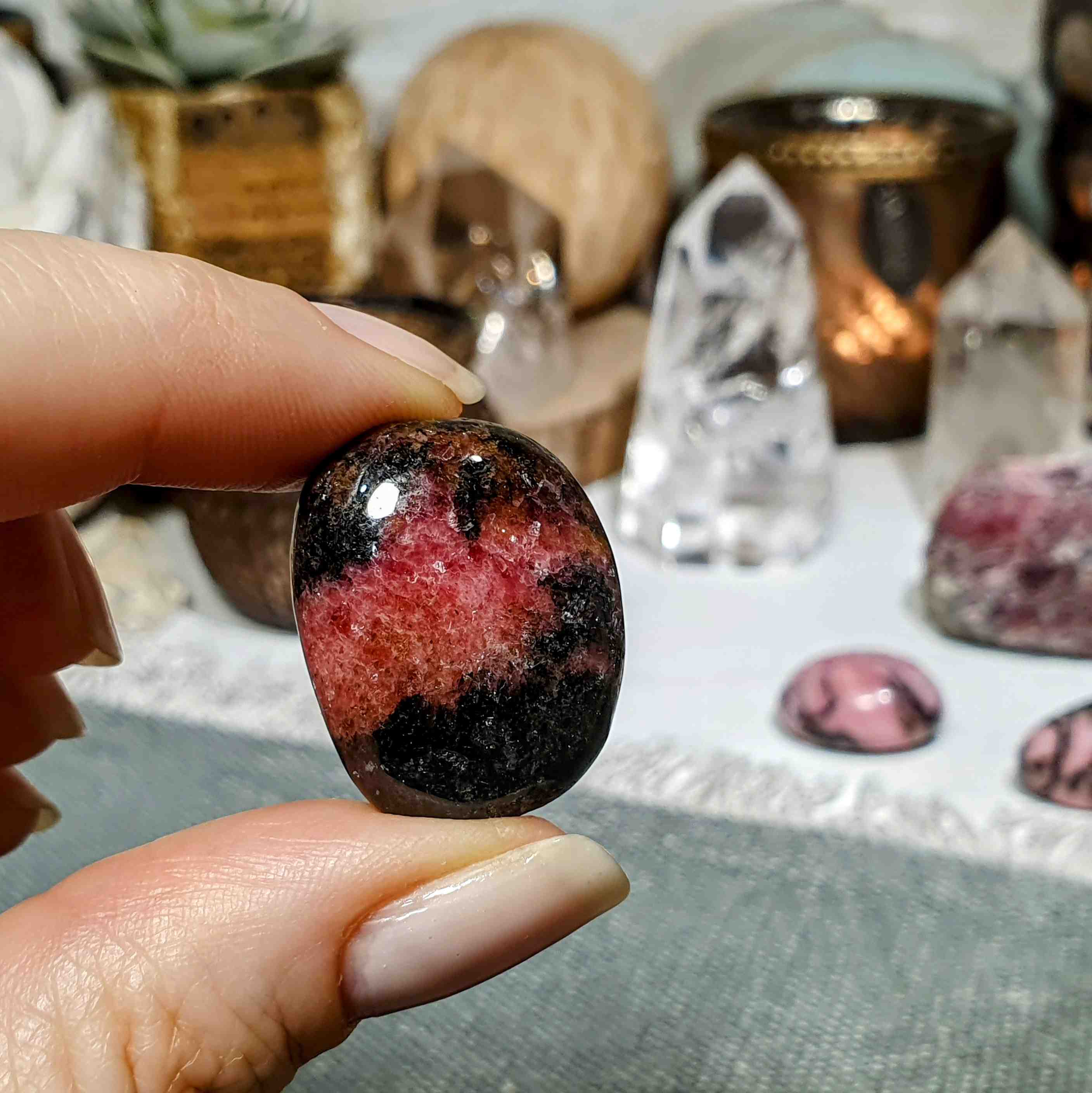 Rodonit - ručně tromlovaný valounek z Madagaskaru K. 20 g