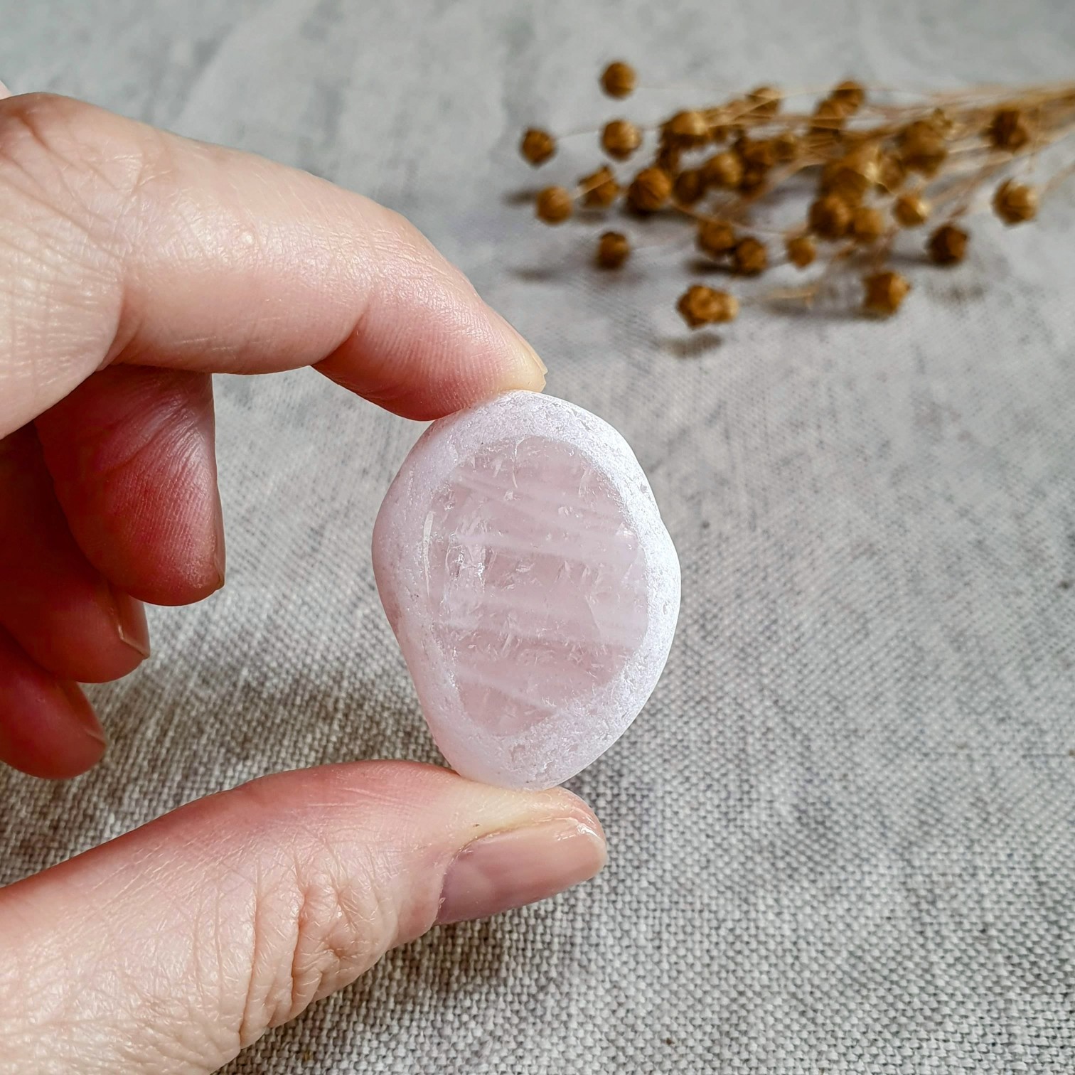 Meditační růženín - broušený kámen s leštěným okýnkem z Brazílie L. 28 g