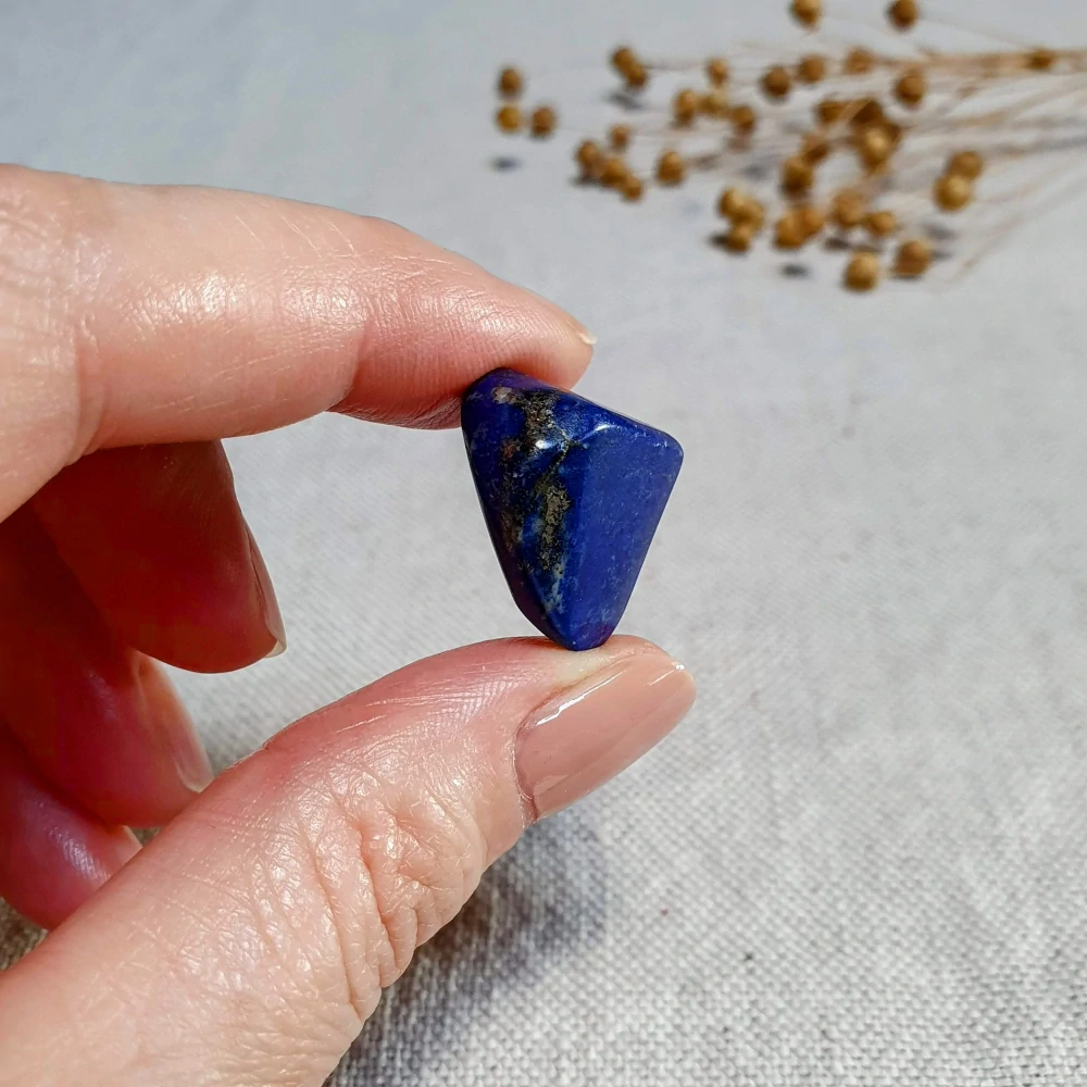 Lapis Lazuli - ručně tromlovaný kámen v extra kvalitě z Afghánistánu O. 8 g