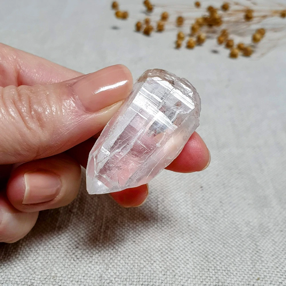 Křišťál - surový mistrovský krystal se sametově matným povrchem ~ mimořádný kus v extra kvalitě z Brazílie K5. 24 g ~ Katedrála světelná knihovna + inkluze hematitu + Duha