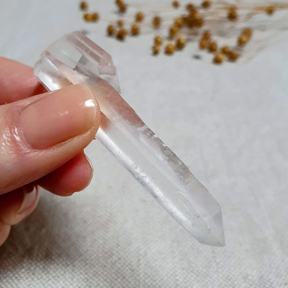 Křišťál - surový mistrovský krystal se sametově matným povrchem ~ mimořádný kus v extra kvalitě z Brazílie L1. 18 g ~ Laserová hůlka + inkluze sagenitu + Delfín "trojče"