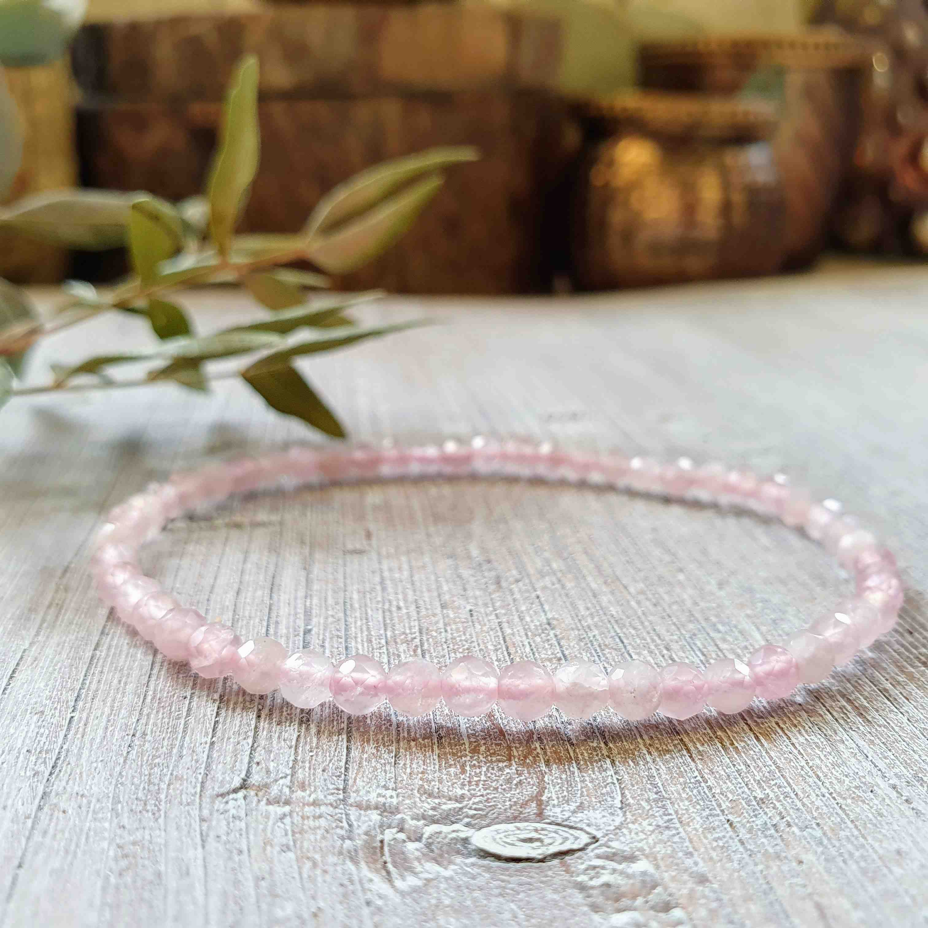 NÁRAMEK Z MINERÁLU RŮŽENÍN FAZETOVANÝ 4 mm 