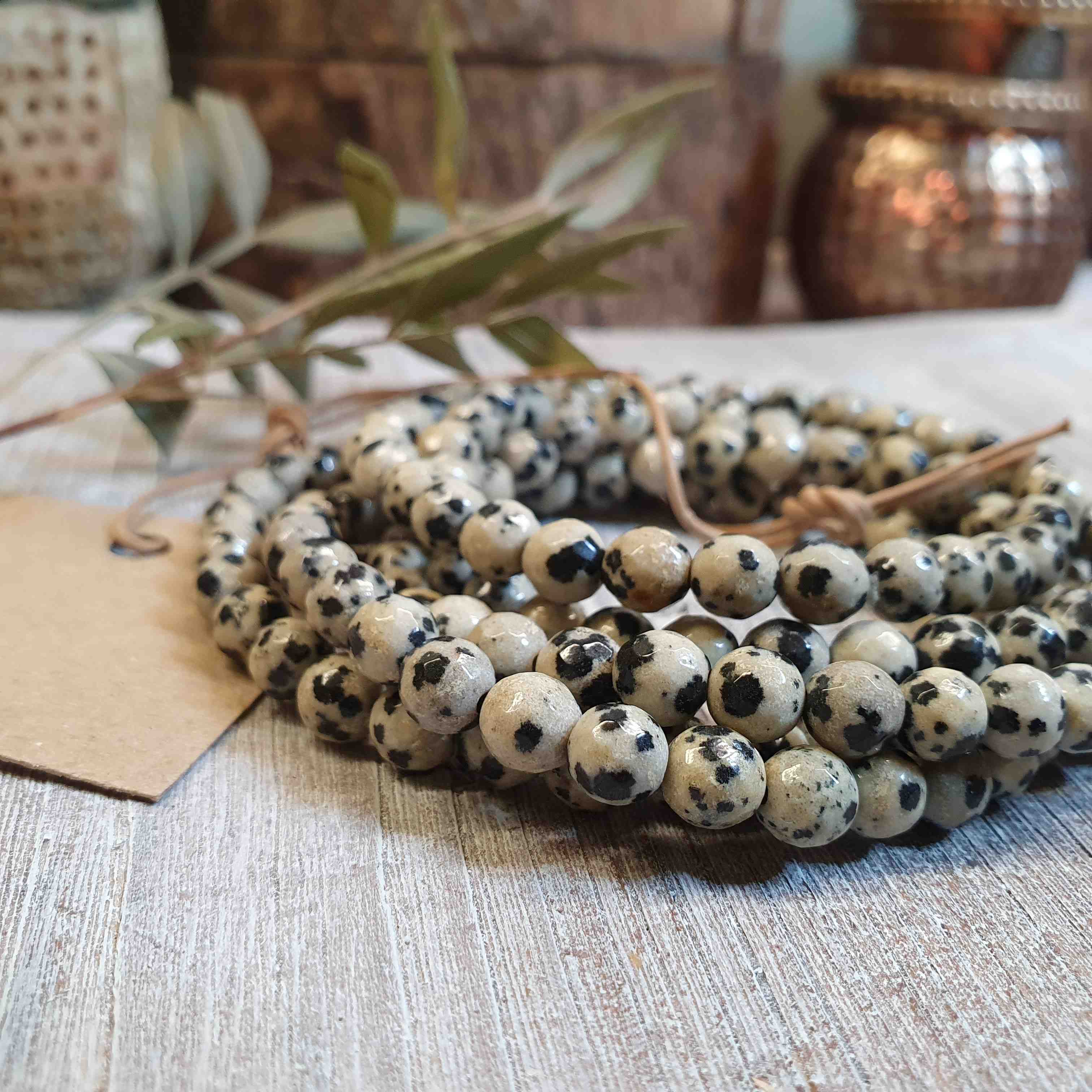 NÁRAMEK Z MINERÁLU JASPIS DALMATIN FAZETOVANÝ PÁNSKÝ 6 mm