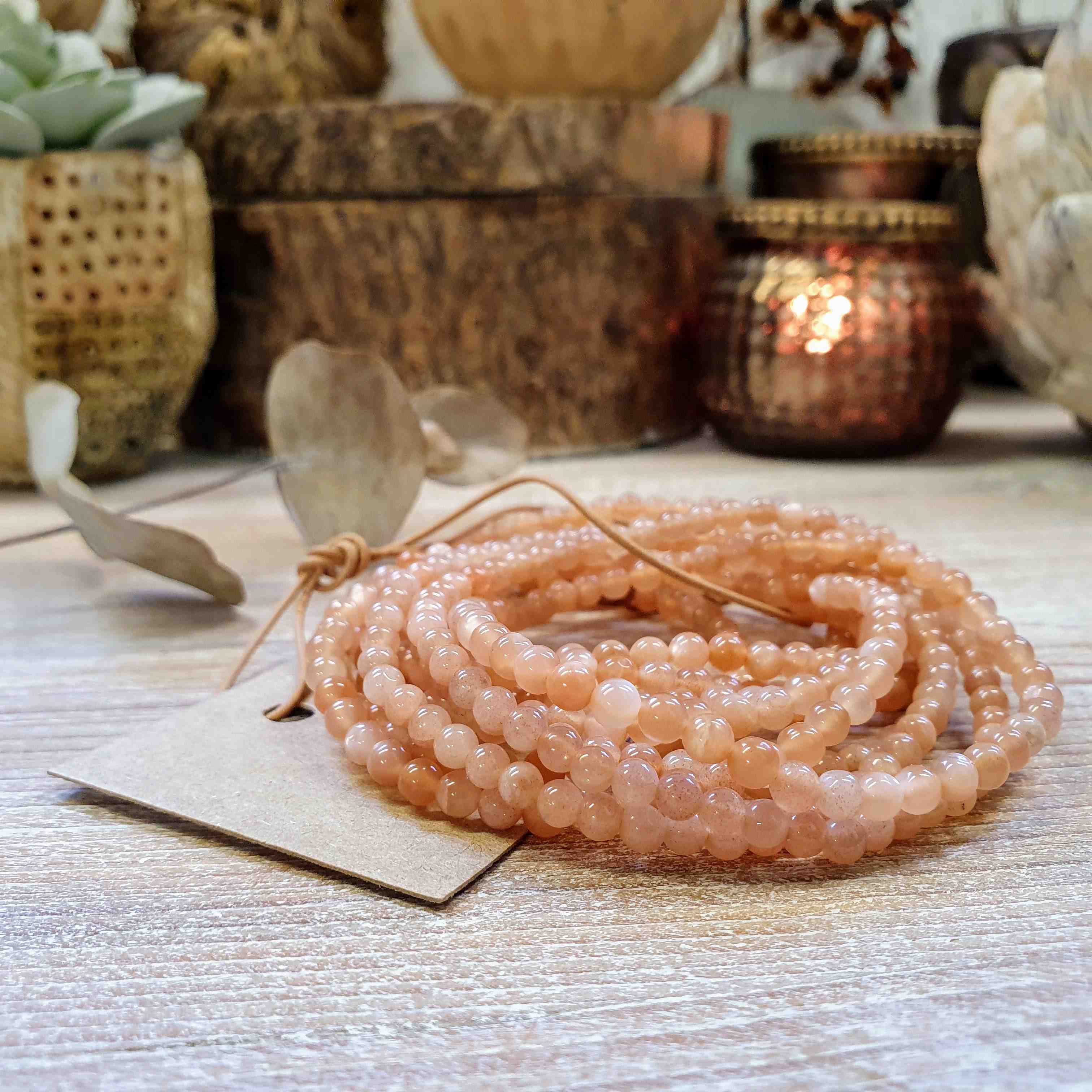 NÁRAMEK Z MINERÁLU MĚSÍČNÍ KÁMEN PASTELOVĚ MERUŇKOVĚ ZBARVENÝ 4 mm