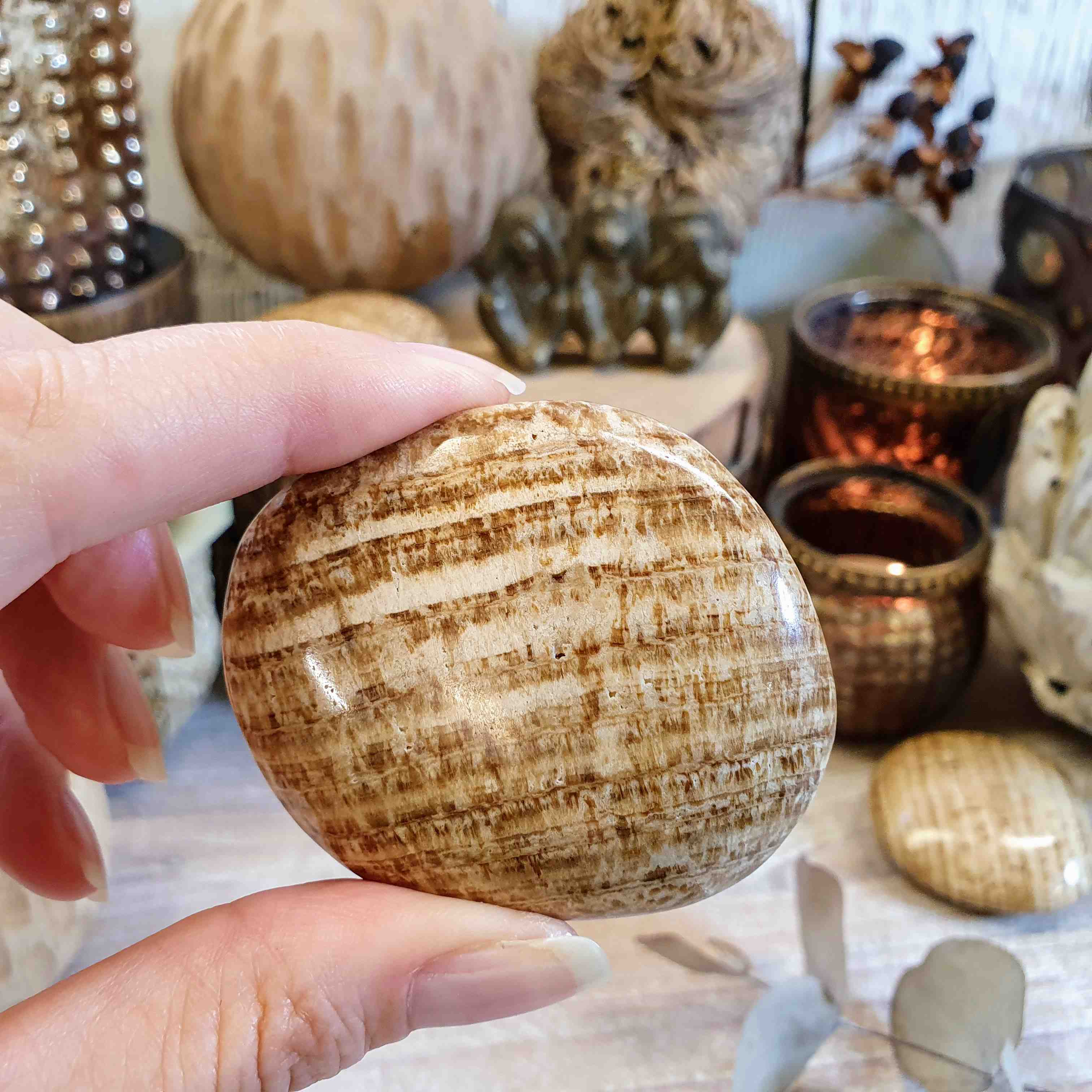 Aragonit hnědý - ručně leštěný kámen z Peru A. 76 g 