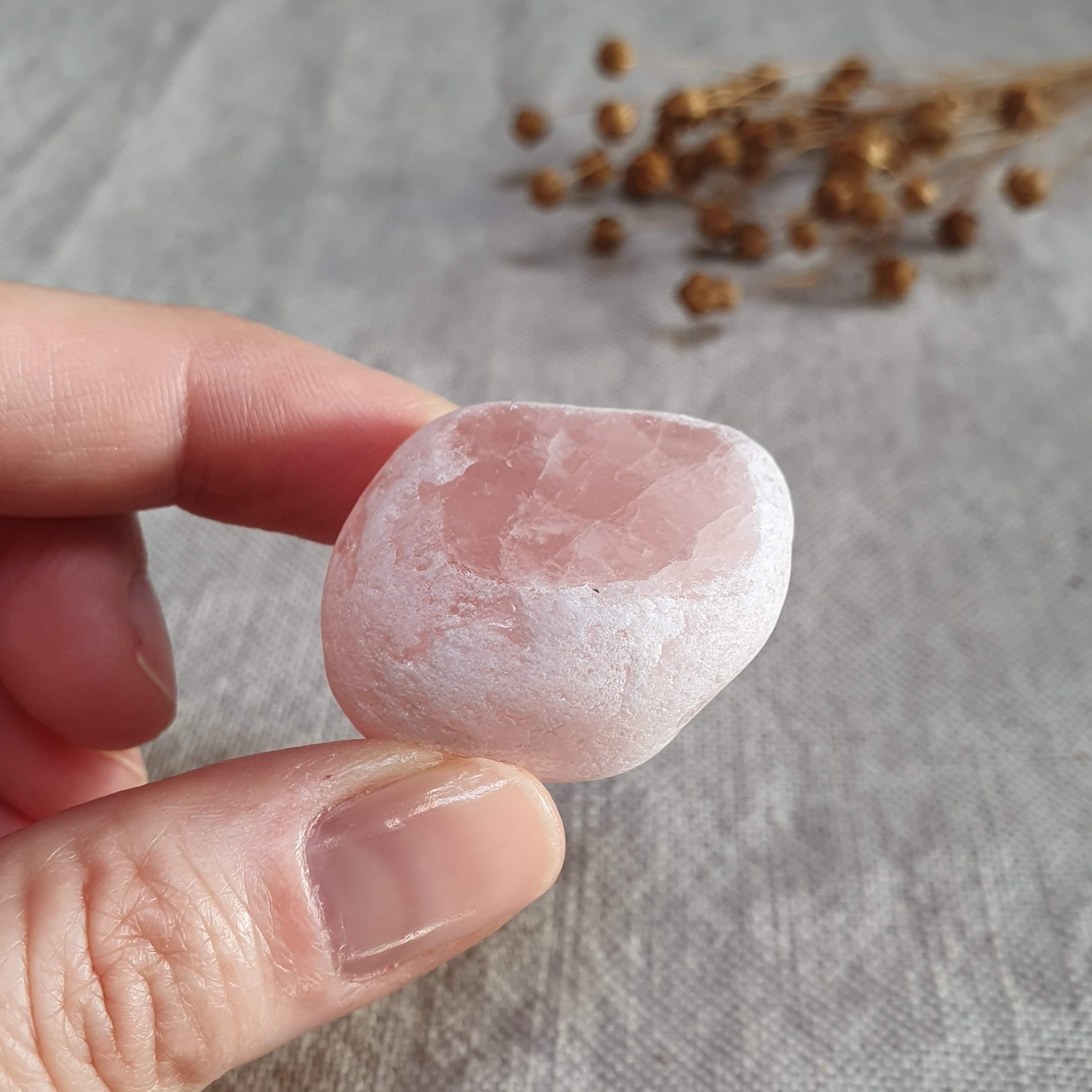 Meditační růženín - broušený kámen s leštěným okýnkem z Brazílie J. 37 g