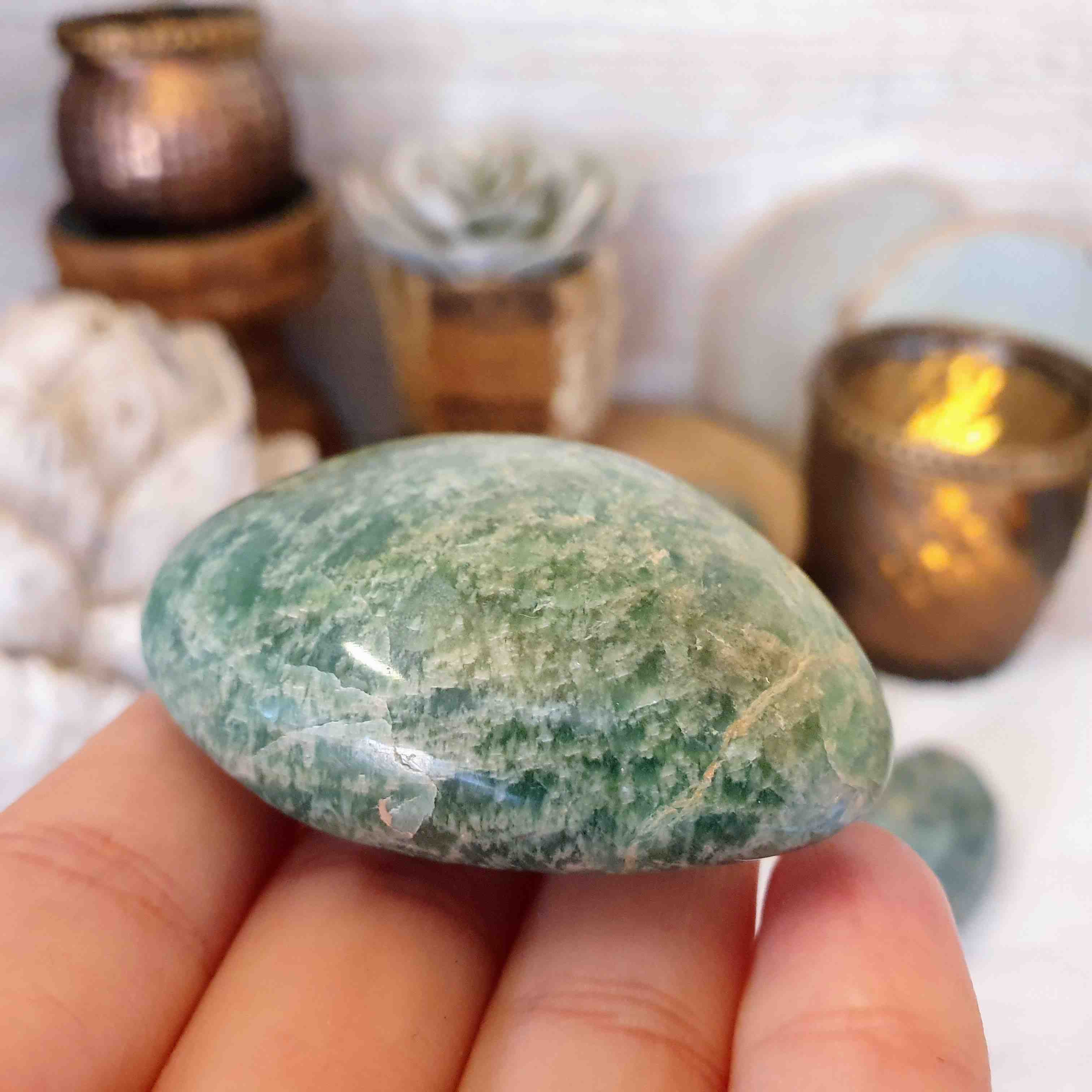 Amazonit - ručně tromlovaná hmatka z Madagaskaru D. 54 g  