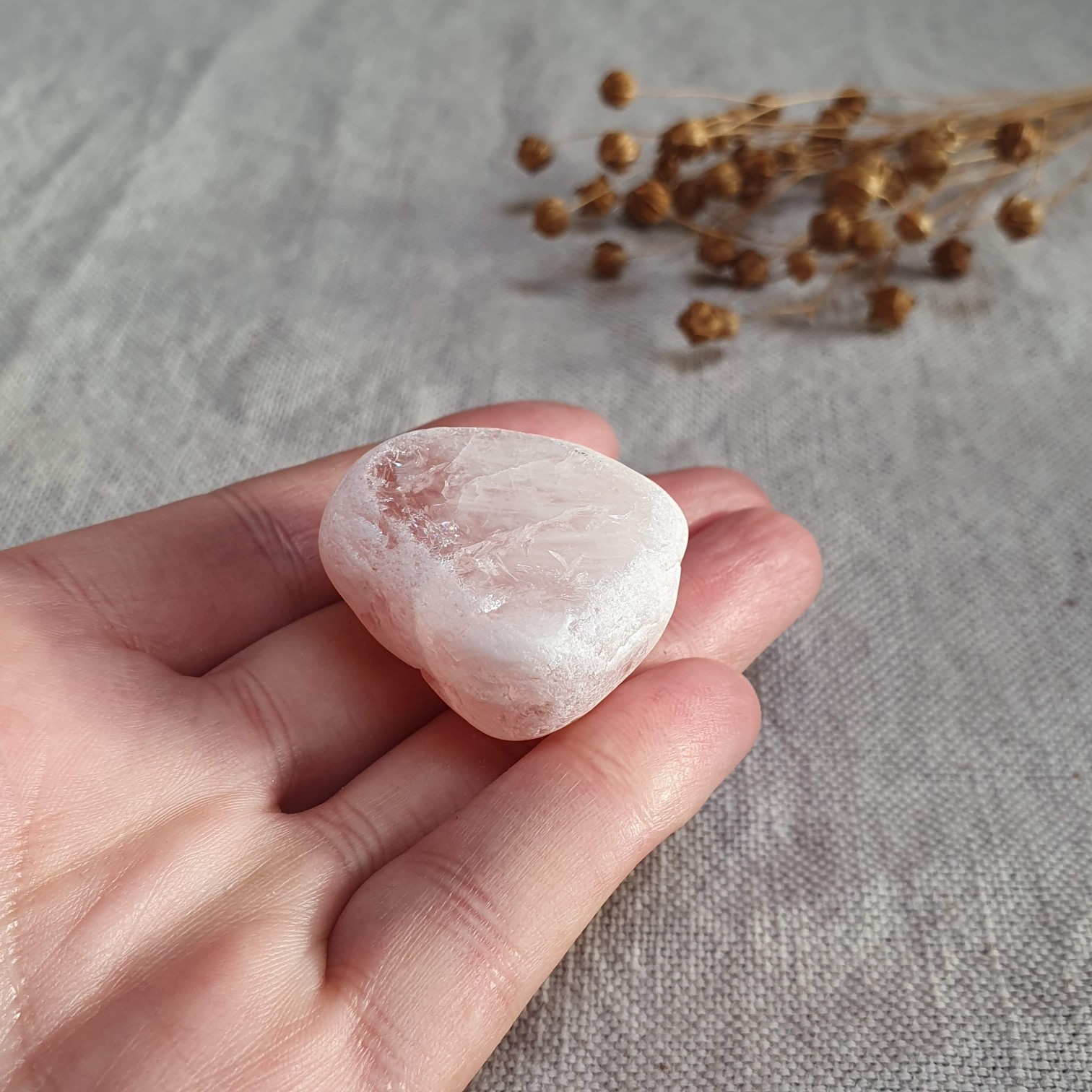 Meditační růženín - broušený kámen s leštěným okýnkem z Brazílie A. 37 g 