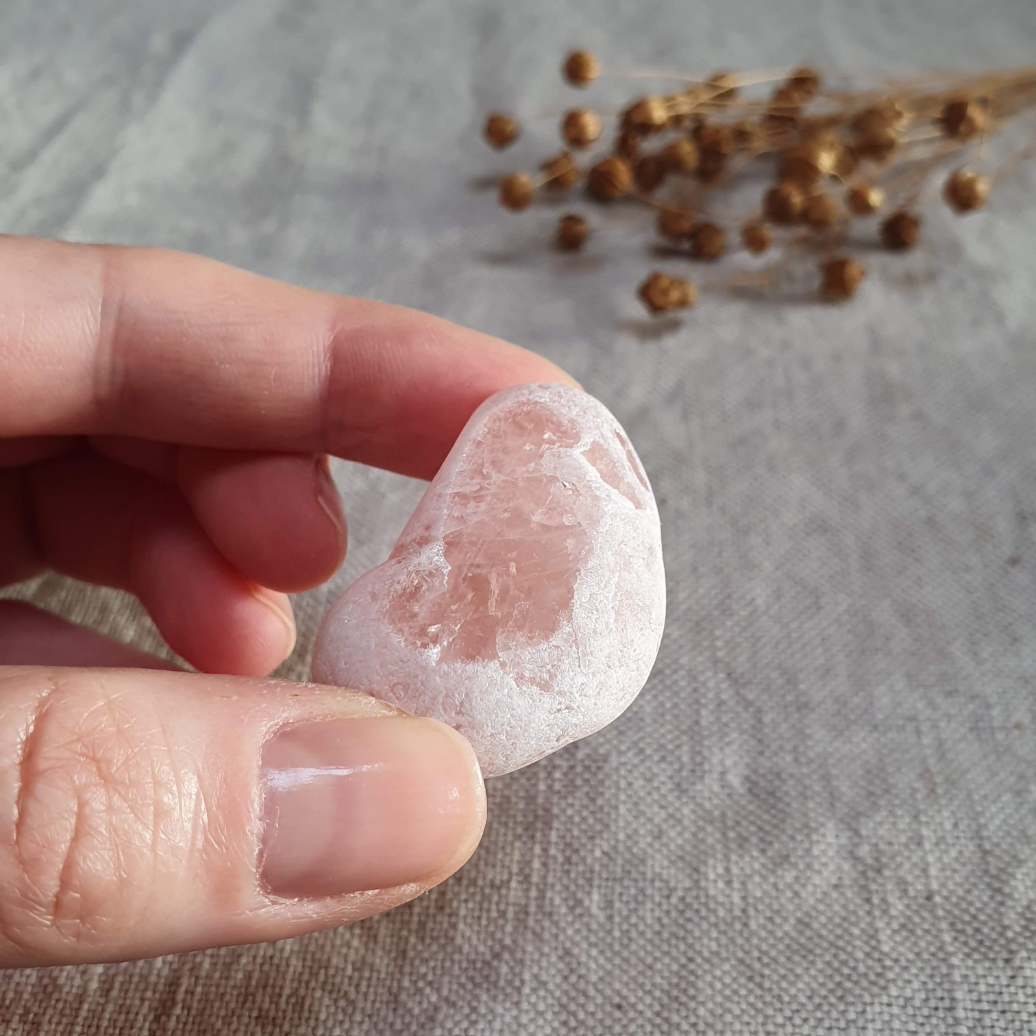Meditační růženín - broušený kámen s leštěným okýnkem z Brazílie C. 32 g