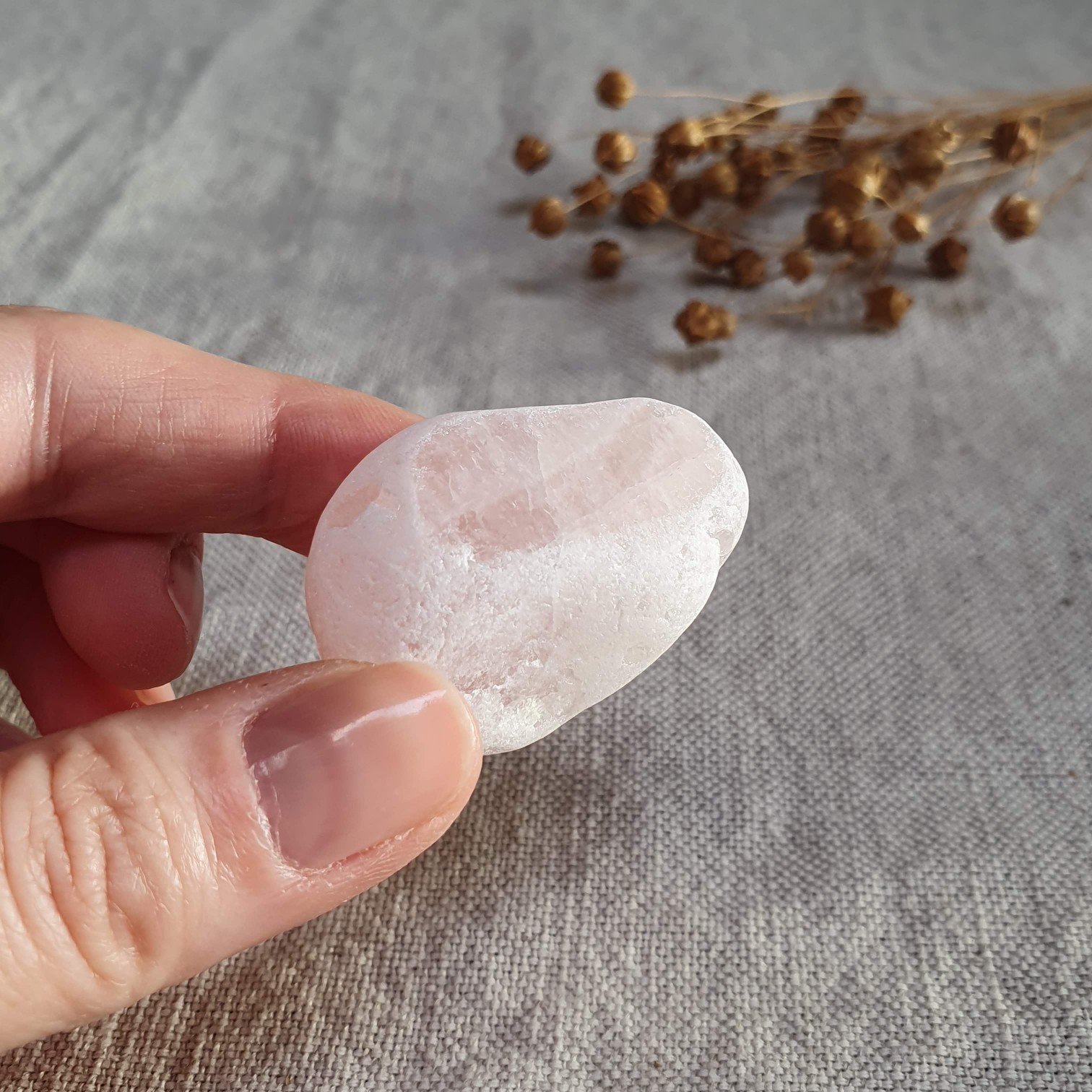 Meditační růženín - broušený kámen s leštěným okýnkem z Brazílie H. 33 g 