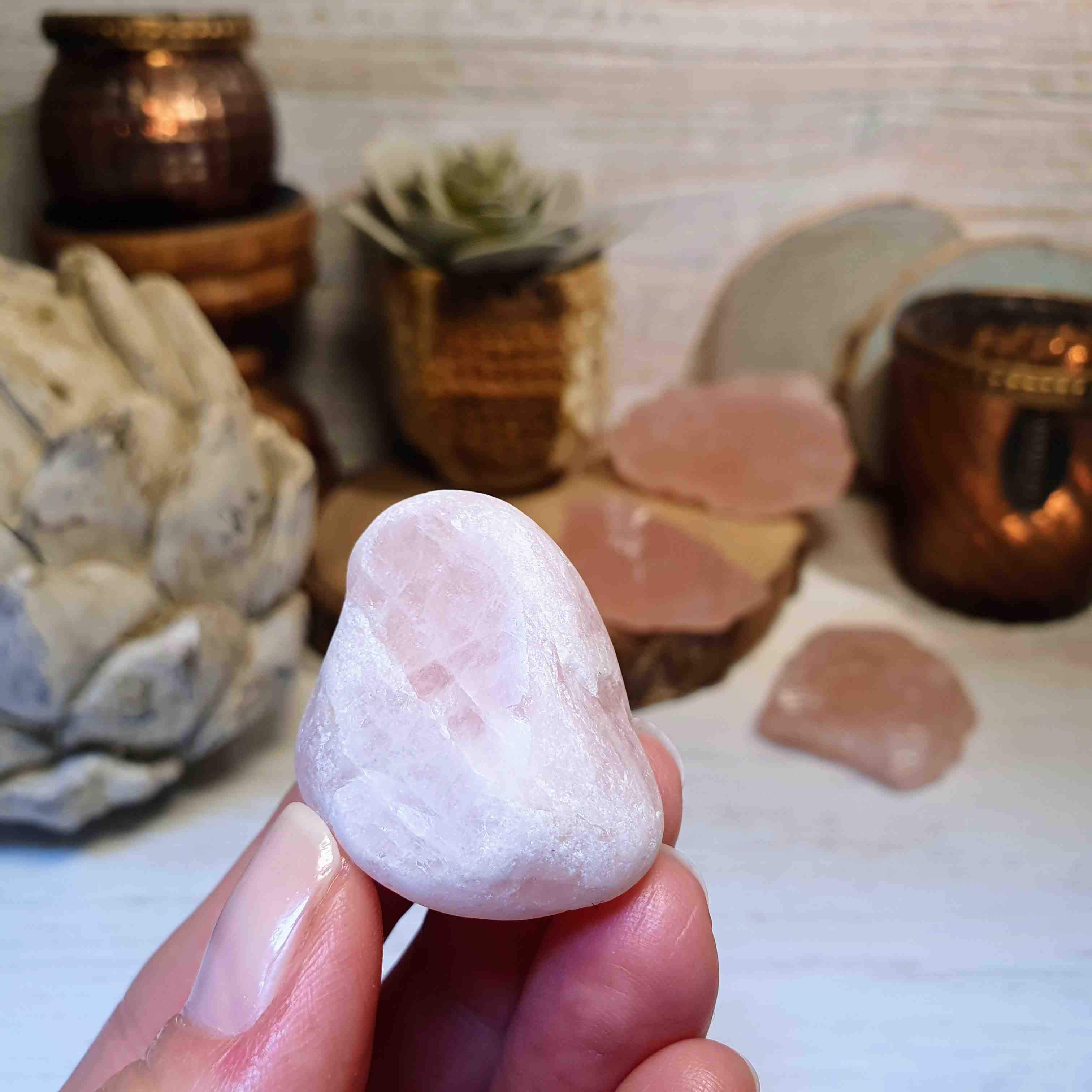 Meditační růženín - broušený kámen s leštěným okýnkem z Brazílie I. 28 g 