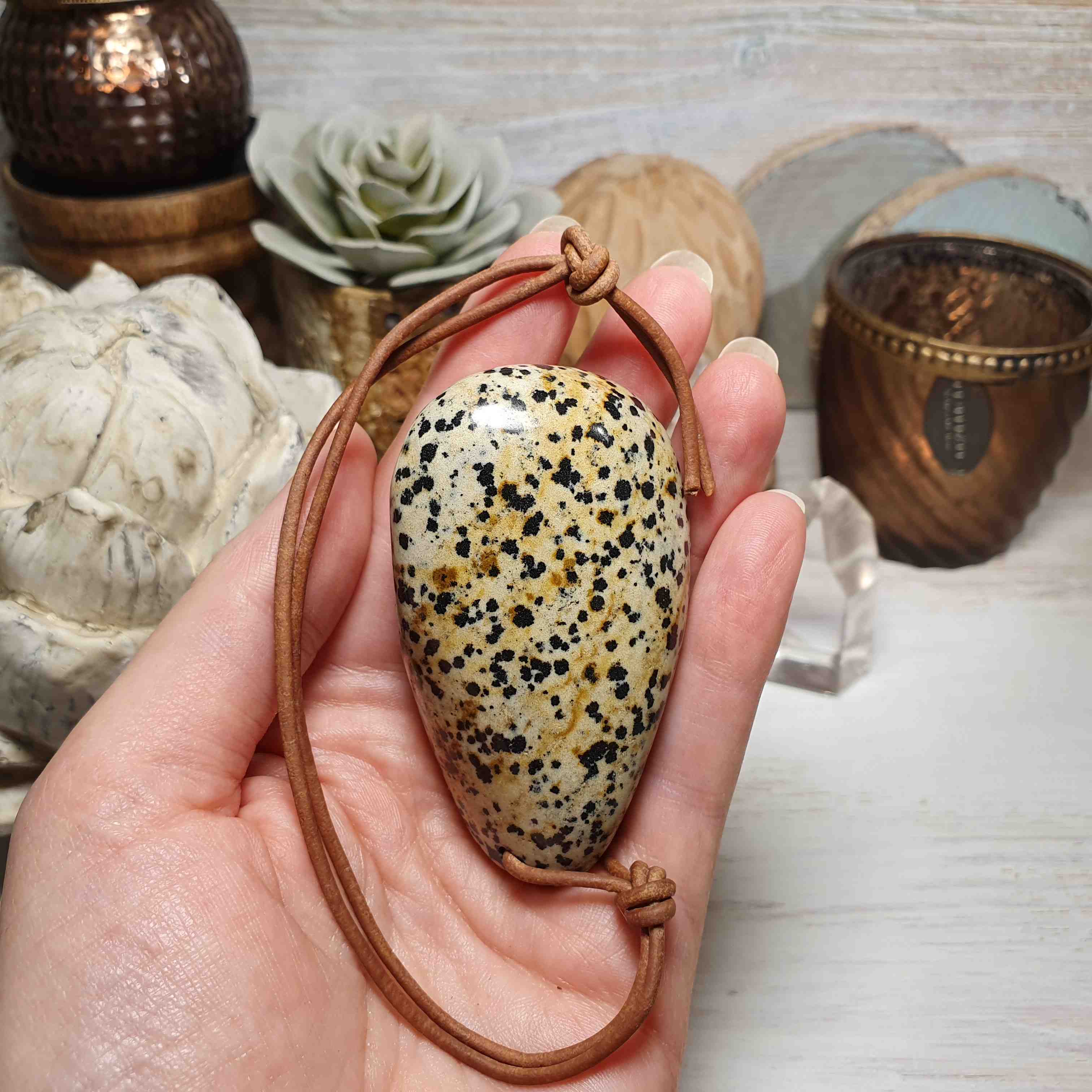 Jaspis dalmatin - velká vrtaná tromlovaná hmatka z Jihoafrické republiky B. 117 g 