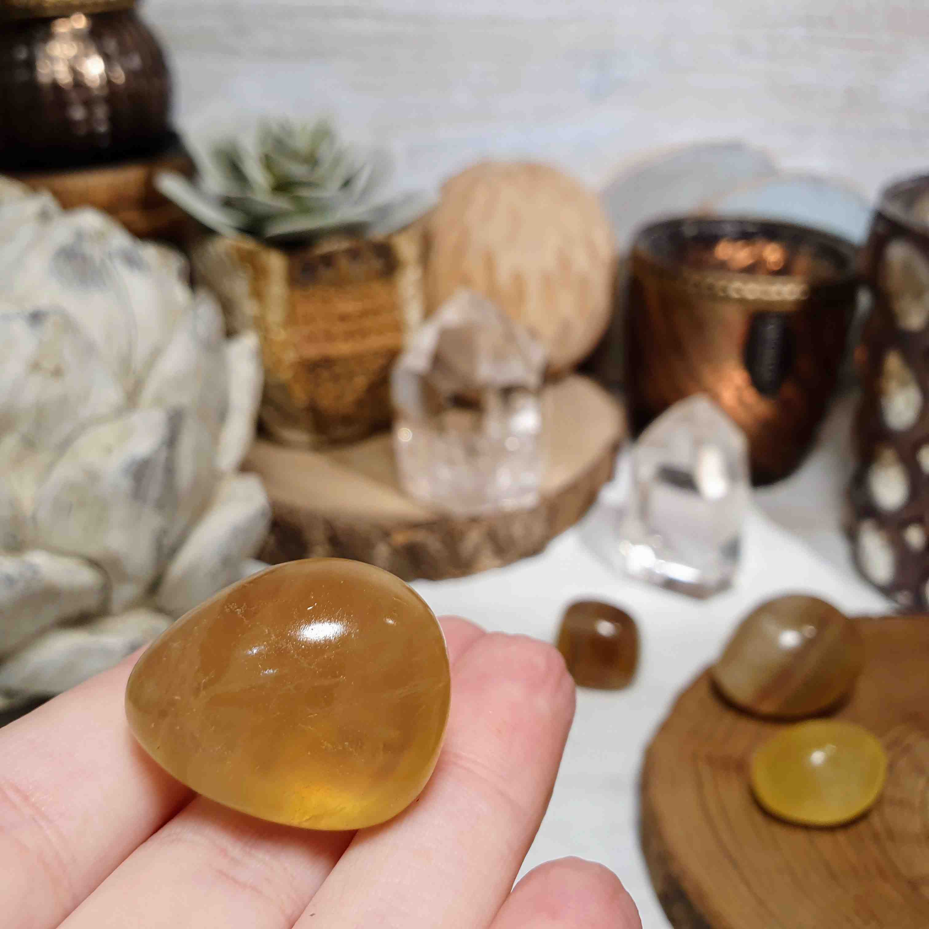 Fluorit žlutý - kvalitní ručně tromlovaný valounek z Číny A. 23 g 