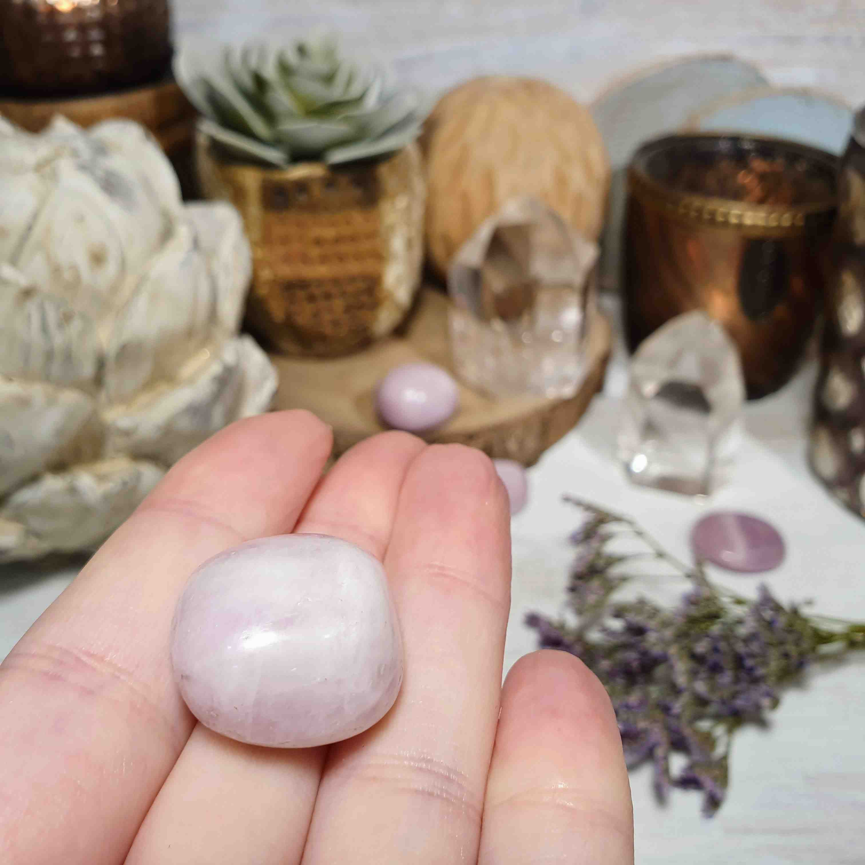 Kunzit - kvalitní tromlovaný valounek z Nigérie J. 13 g