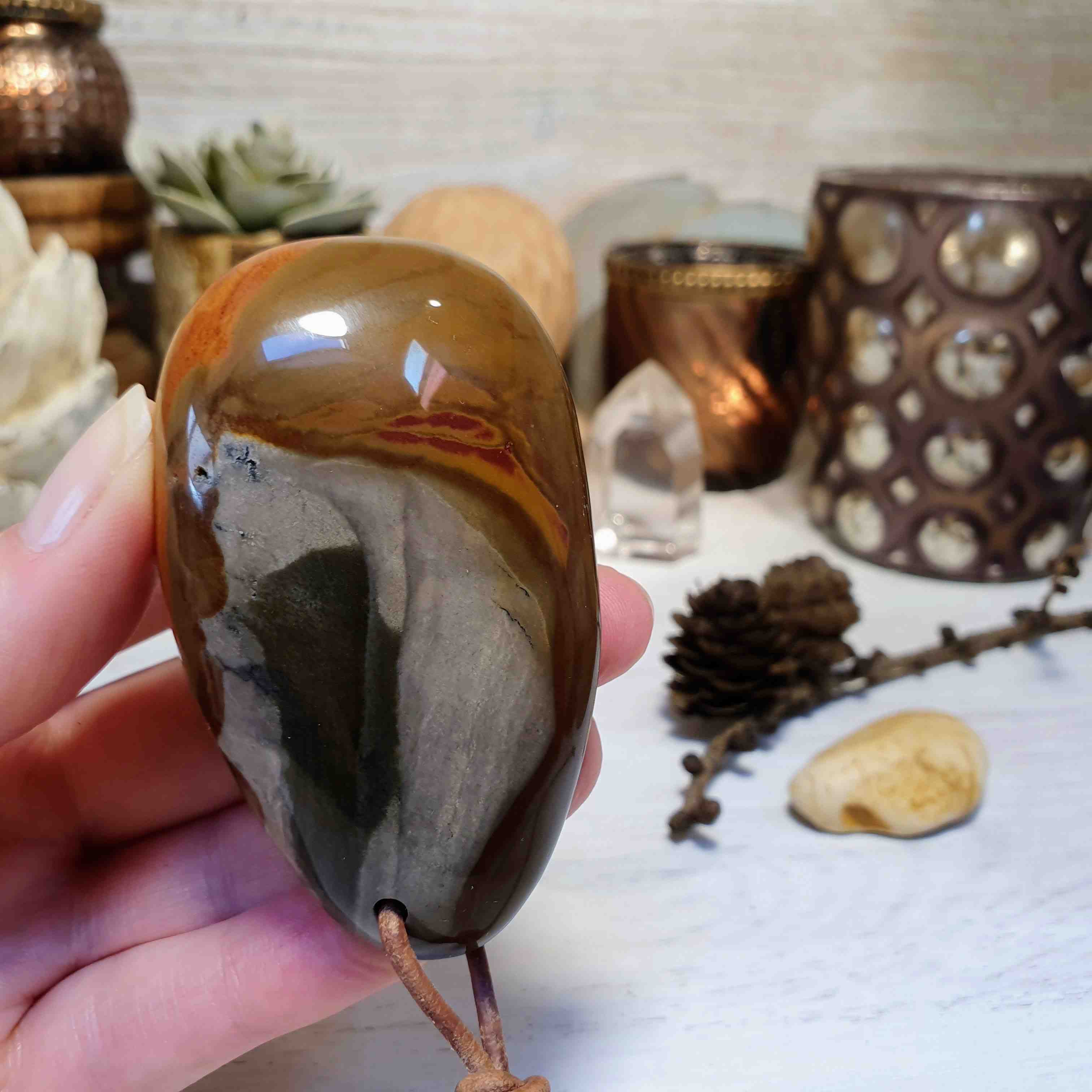 Jaspis polychrom - velká vrtaná tromlovaná hmatka z Madagaskaru Y. 113 g 
