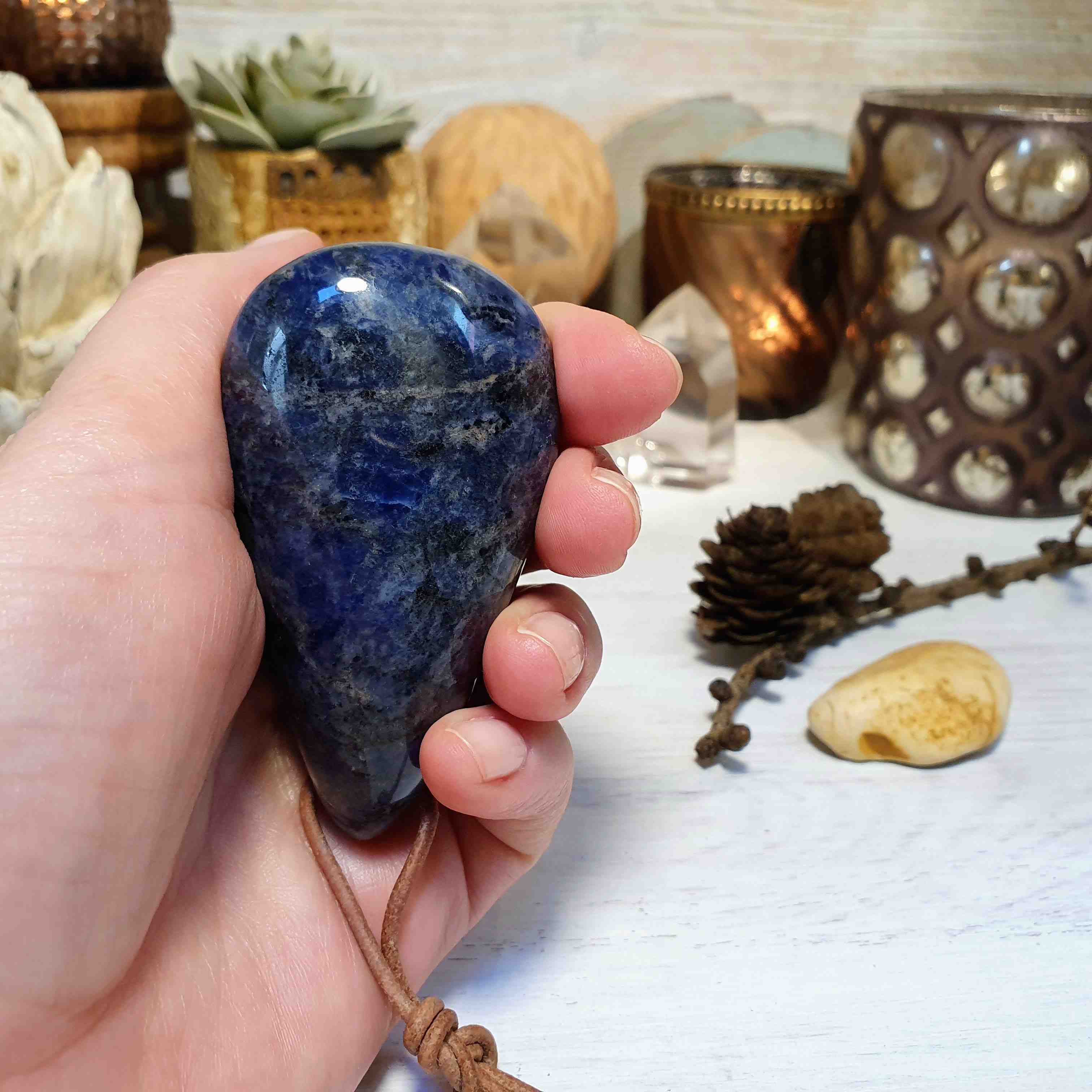 Sodalit - velká vrtaná tromlovaná hmatka z Brazílie A. 113 g 