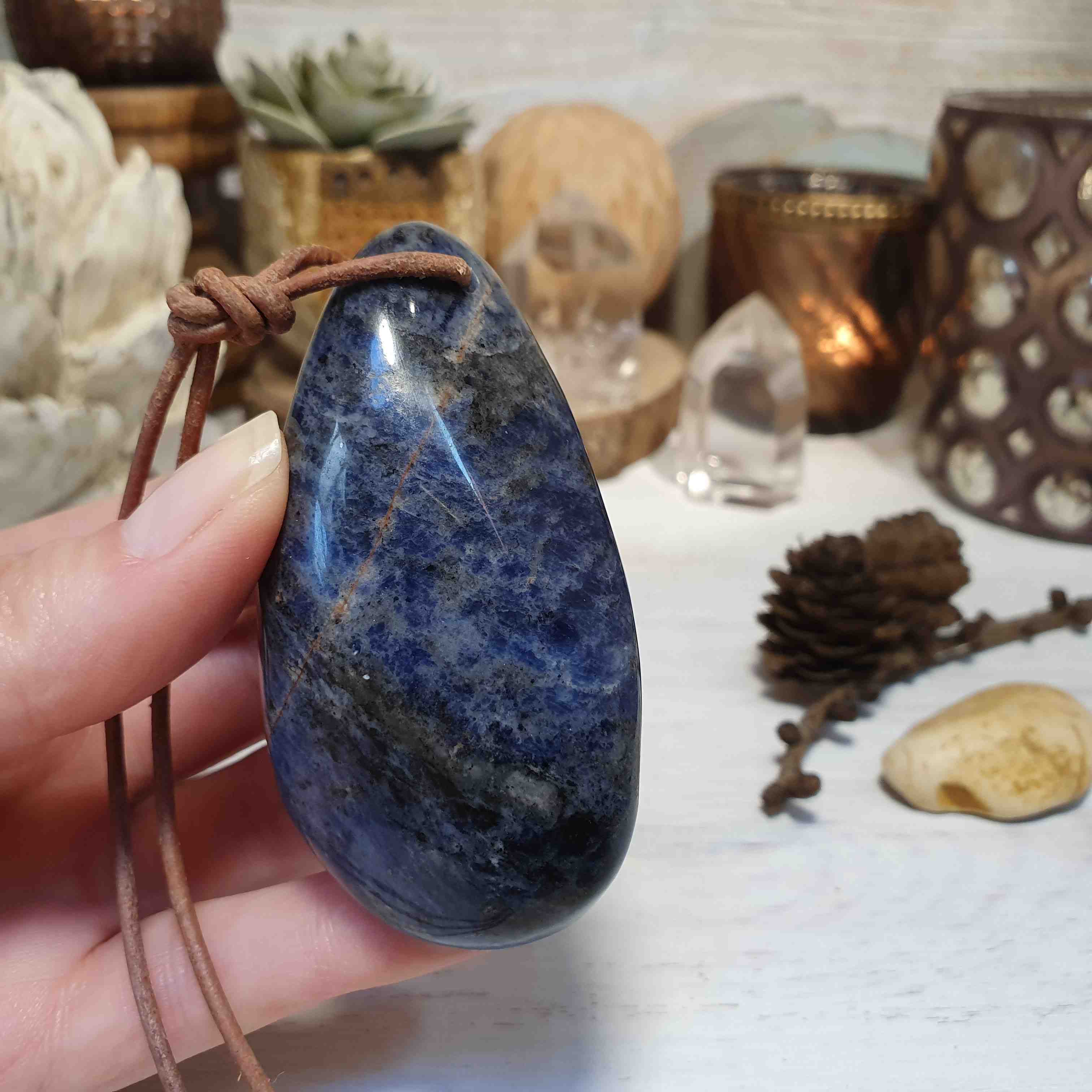 Sodalit - velká vrtaná tromlovaná hmatka z Brazílie E. 103 g 