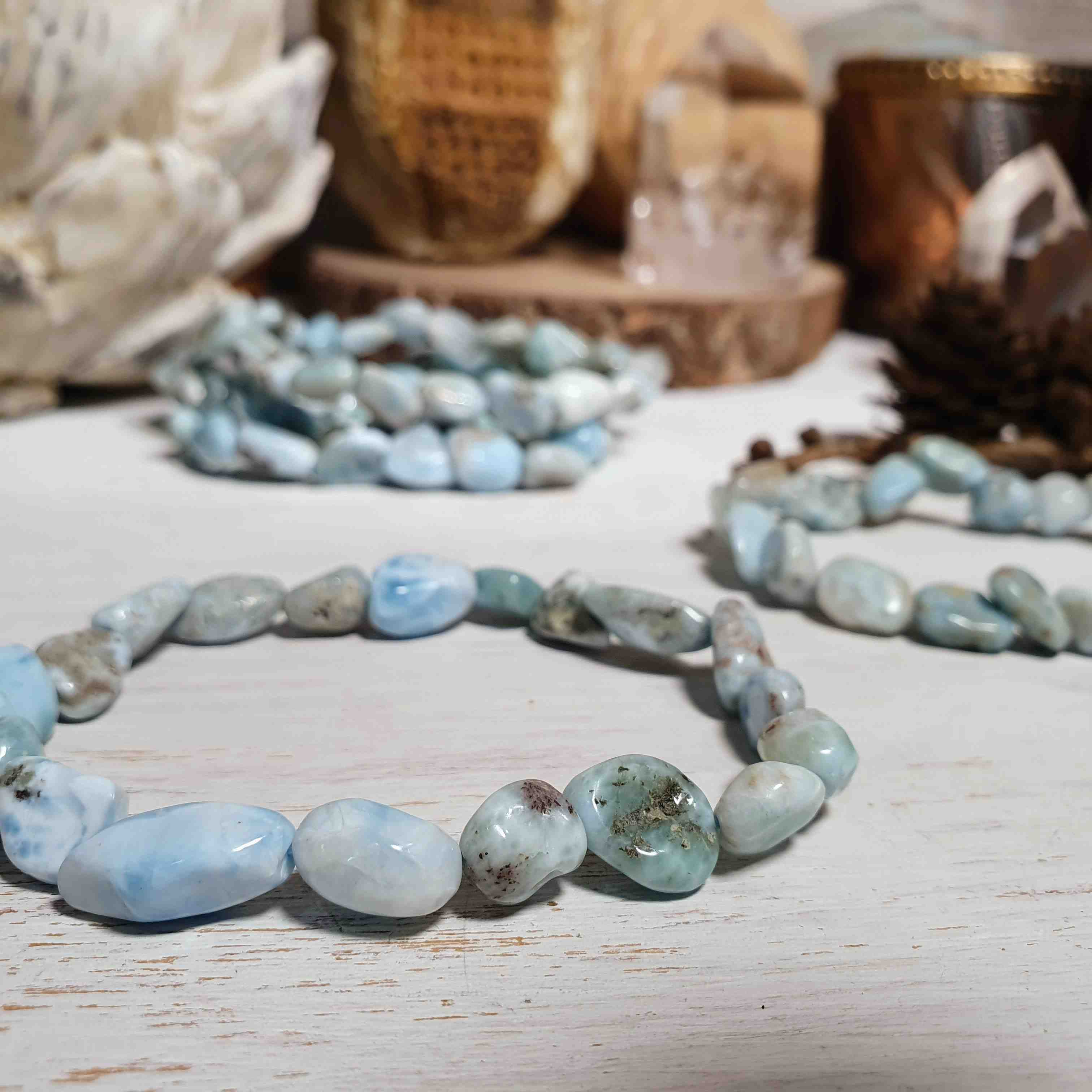 NÁRAMEK Z MINERÁLU LARIMAR TROMLOVANÝ KAMÍNEK VĚTŠÍ KOUSKY