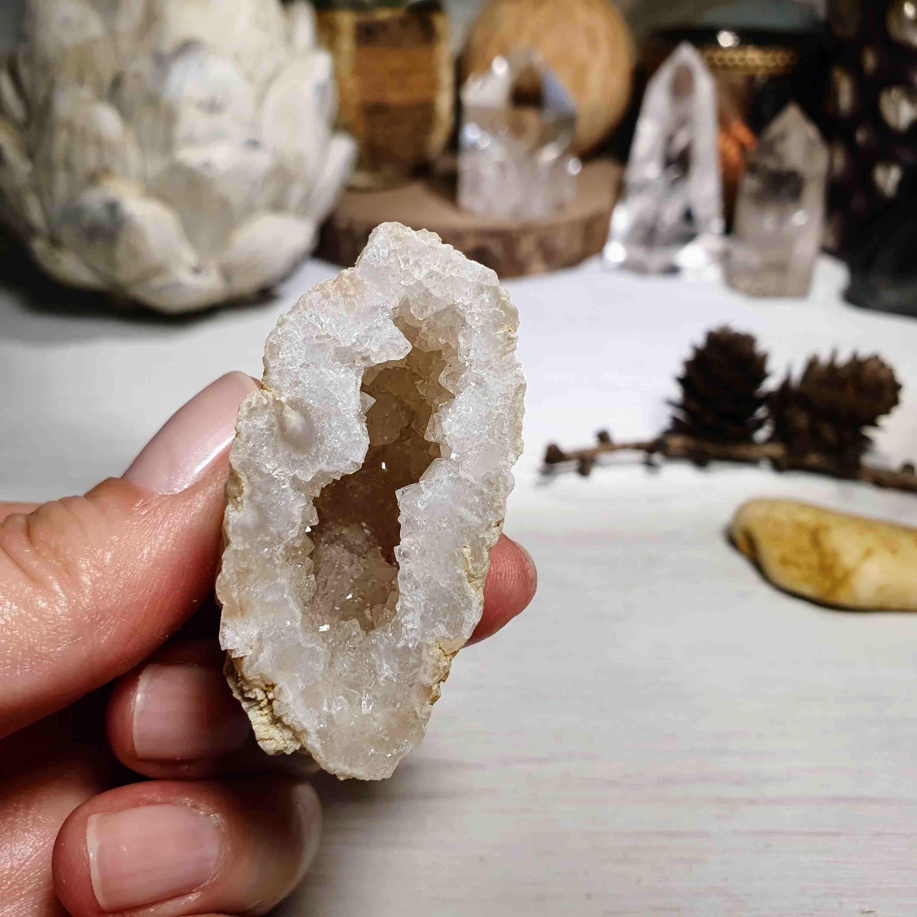 Křišťálová geoda - polovina zaleštěné přírodní geody z Maroka D. 50 g 