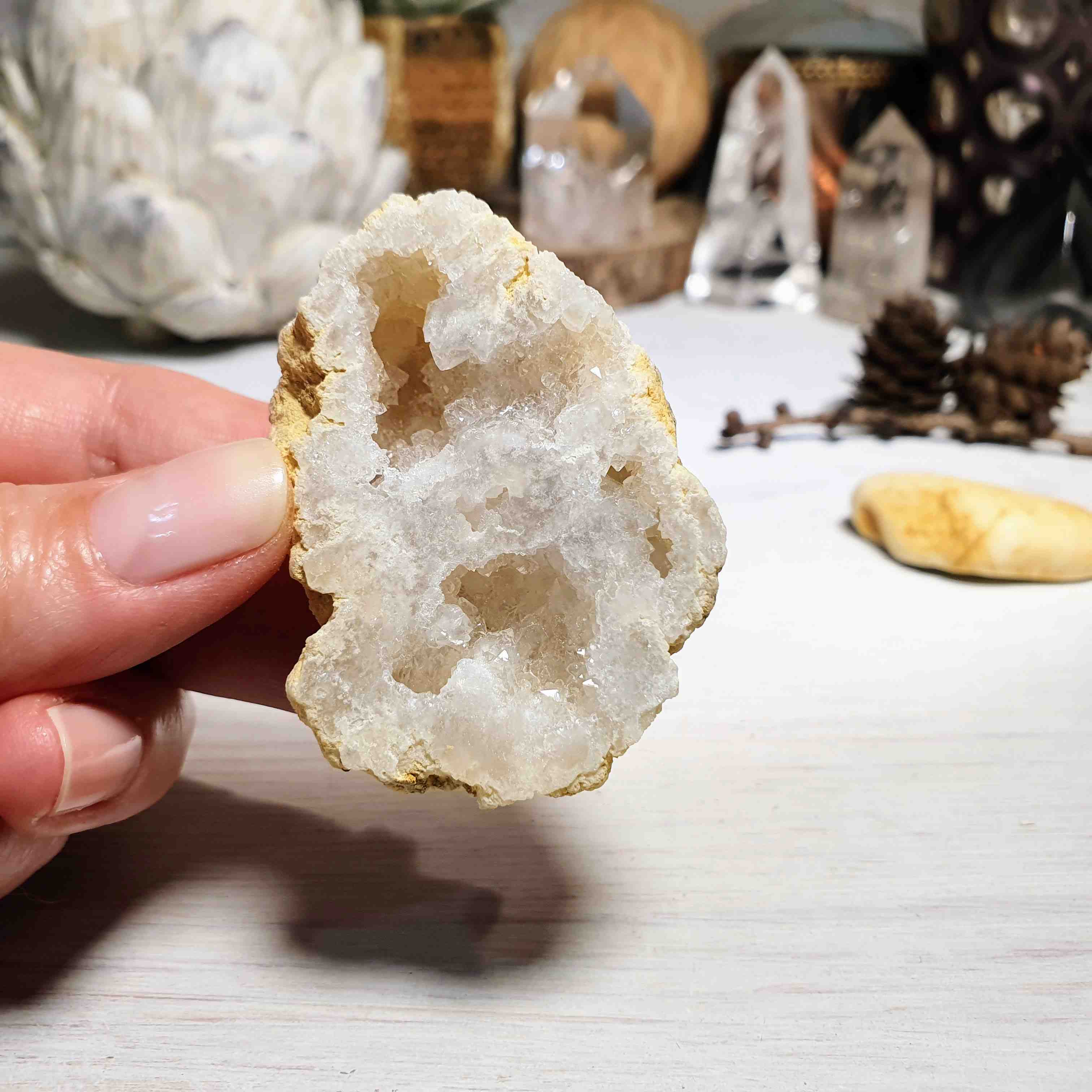 Křišťálová geoda - polovina zaleštěné přírodní geody z Maroka H. 53 g 