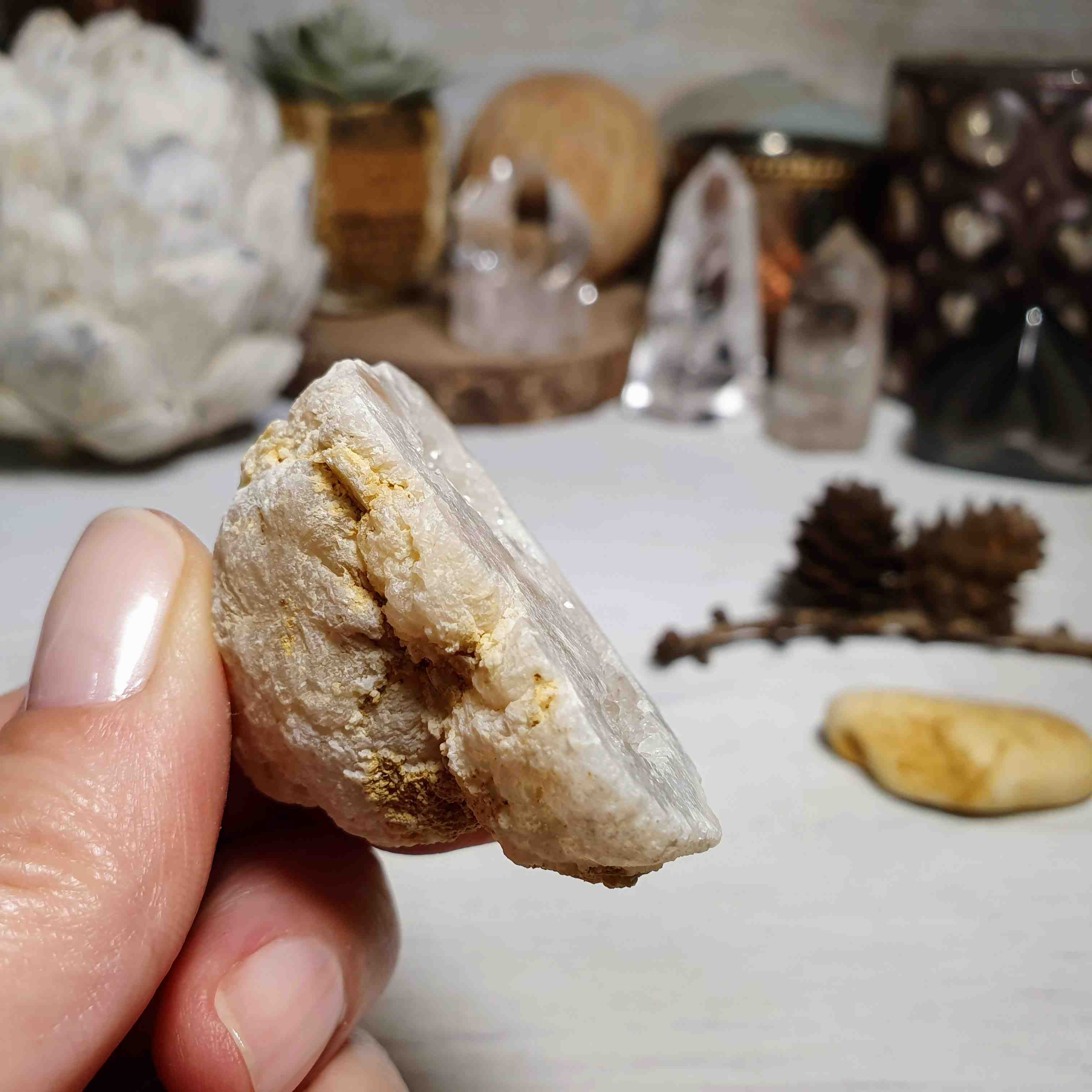 Křišťálová geoda - polovina zaleštěné přírodní geody z Maroka J. 40 g  