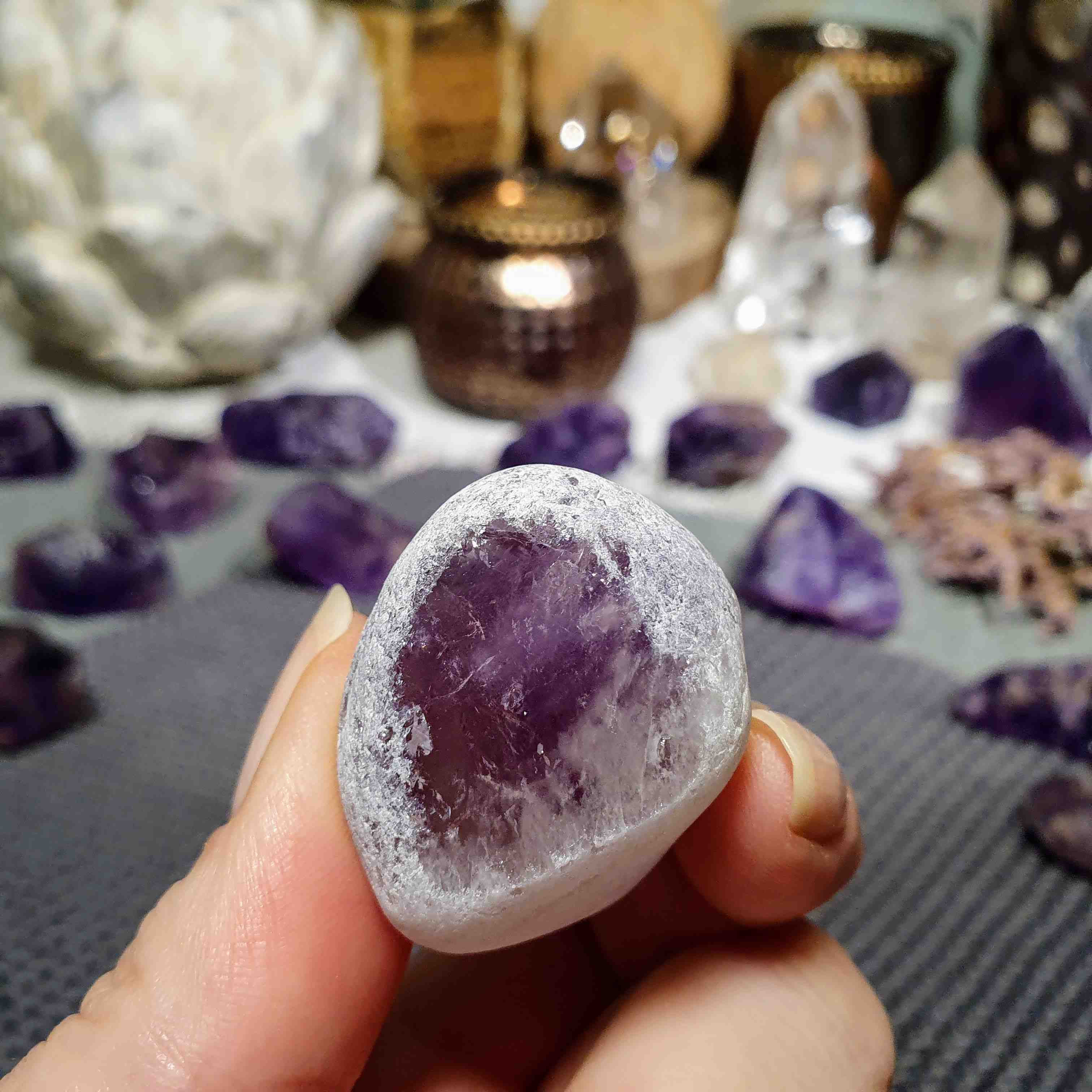 Meditační ametyst - broušený kámen s leštěným okýnkem z Brazílie D. 34 g 