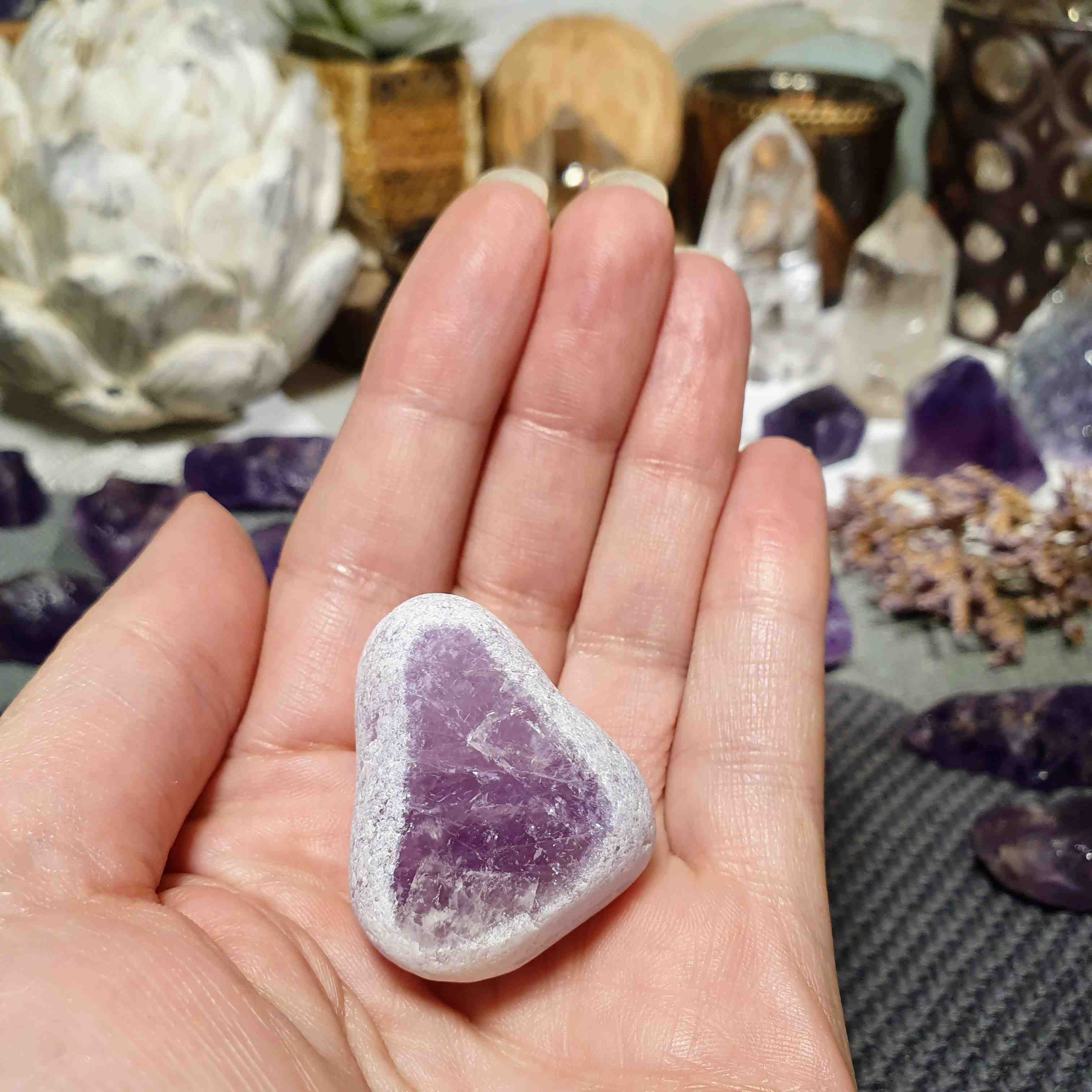 Meditační ametyst - broušený kámen s leštěným okýnkem z Brazílie I. 32 g