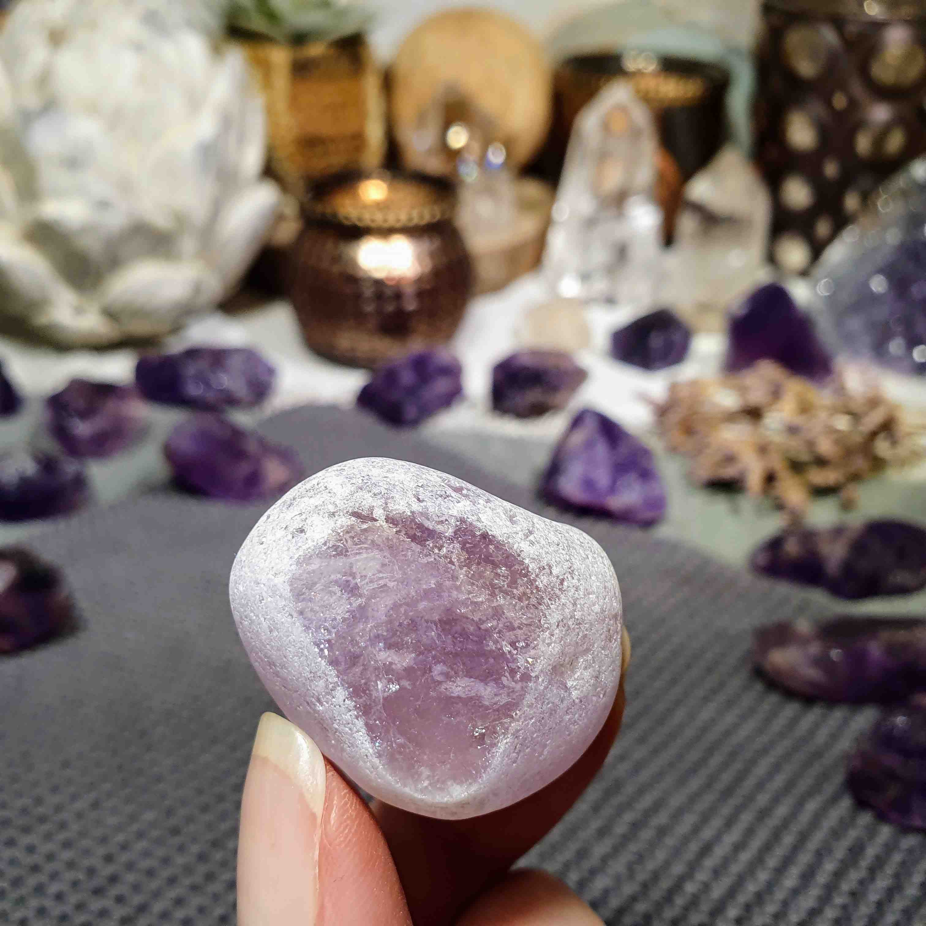 Meditační ametyst - broušený kámen s leštěným okýnkem z Brazílie N. 27 g 