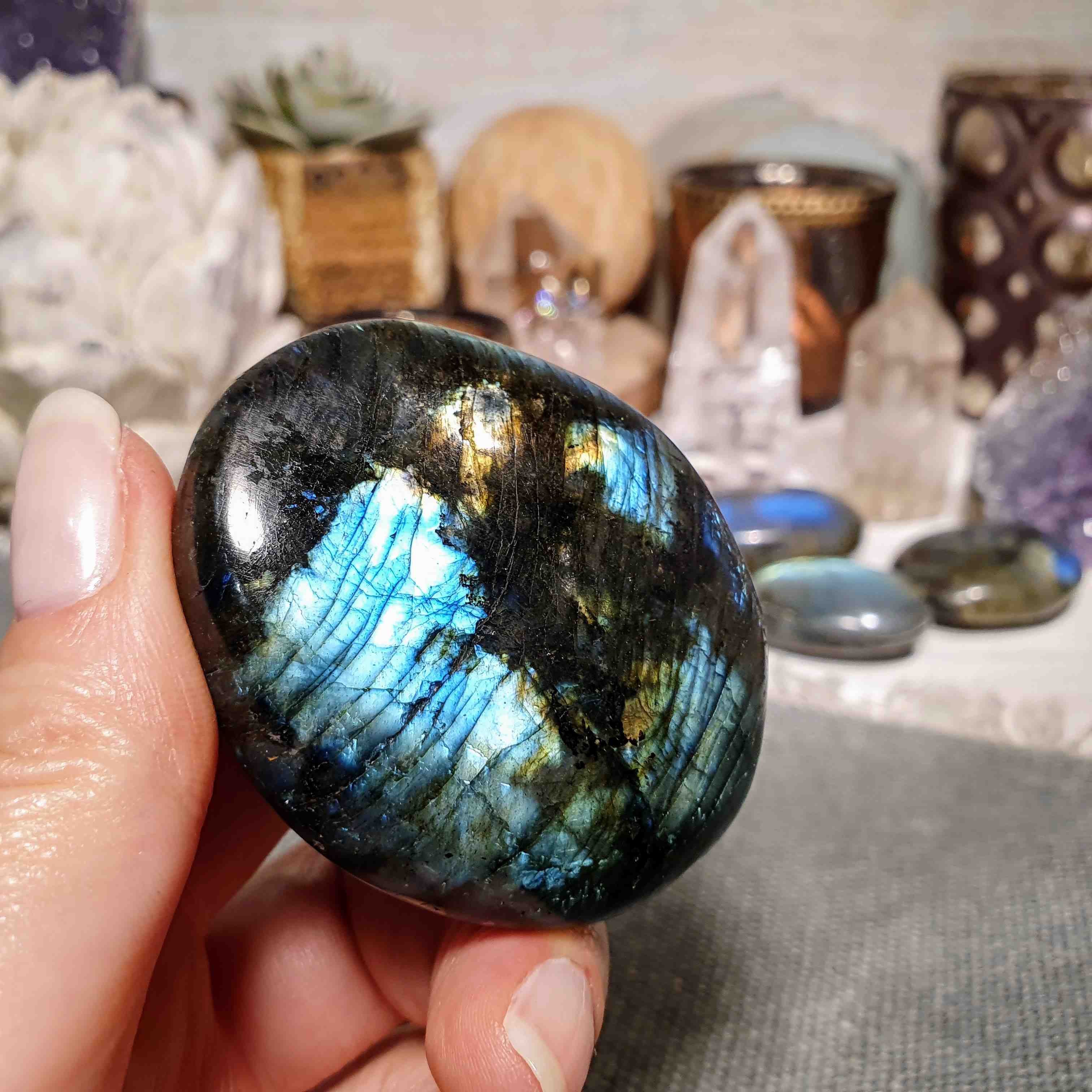 Labradorit - ručně tromlovaný kámen - oblázek z Madagaskaru D. 98 g 