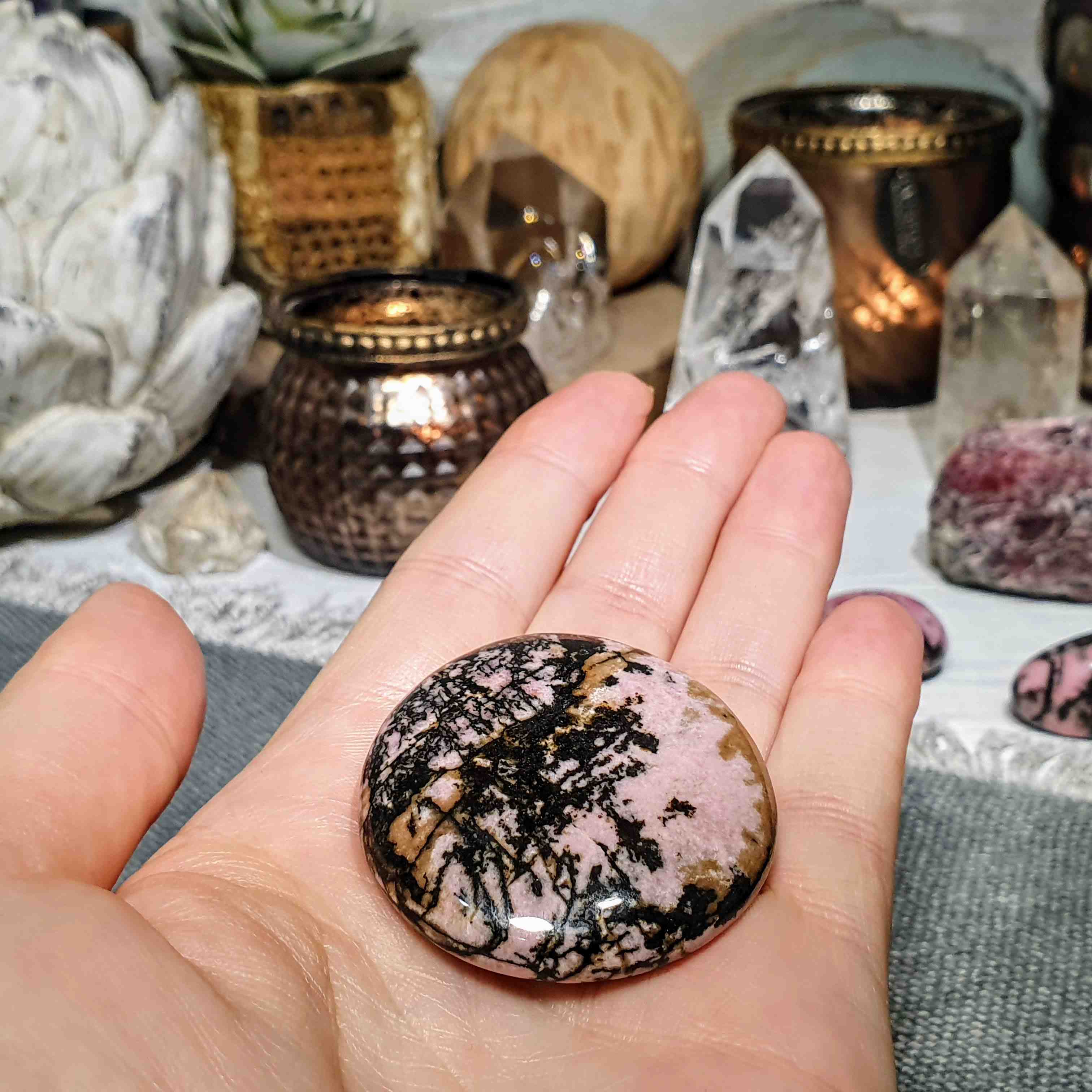 Rodonit - ručně broušená placička z Madagaskaru G. 45 g