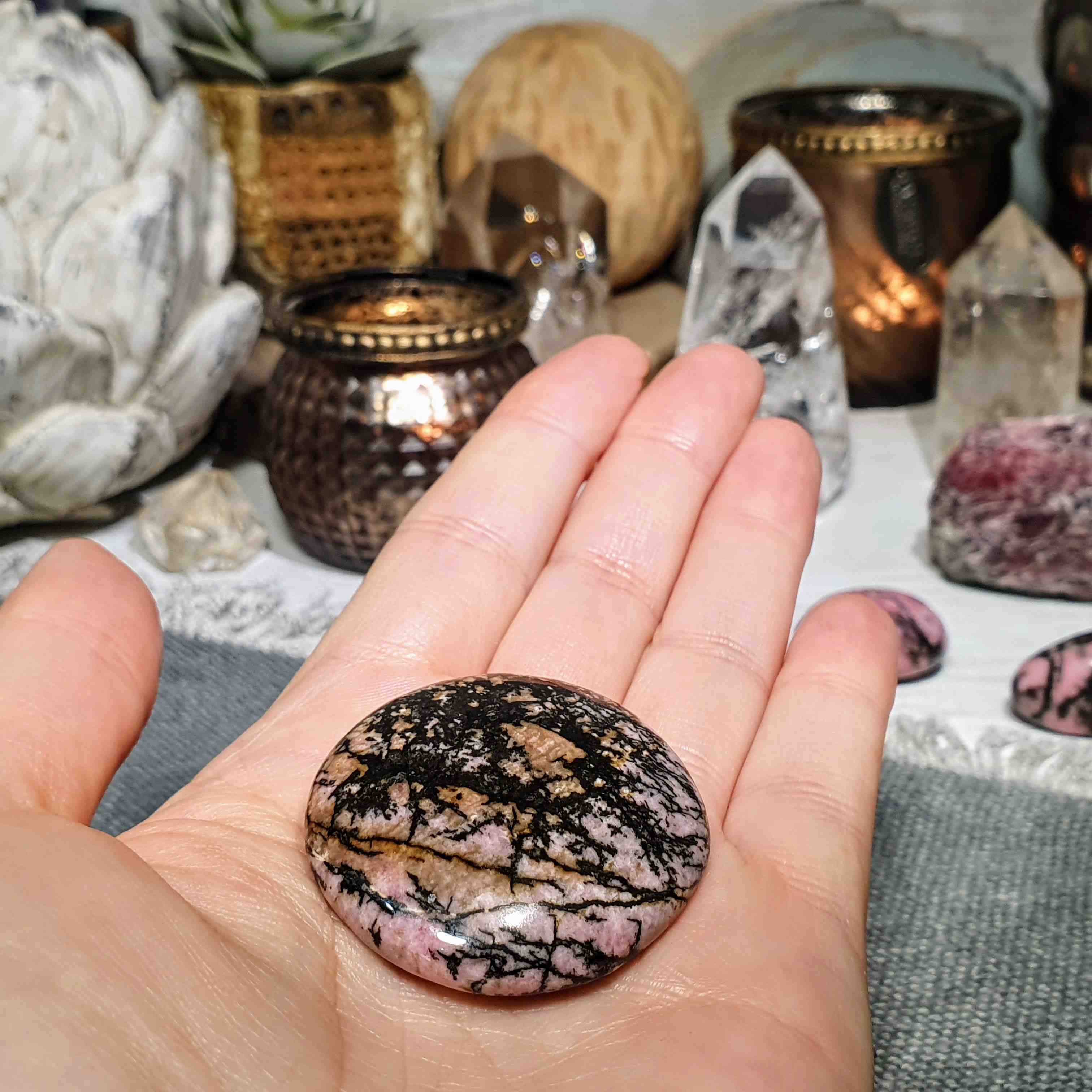Rodonit - ručně broušená placička z Madagaskaru H. 37 g