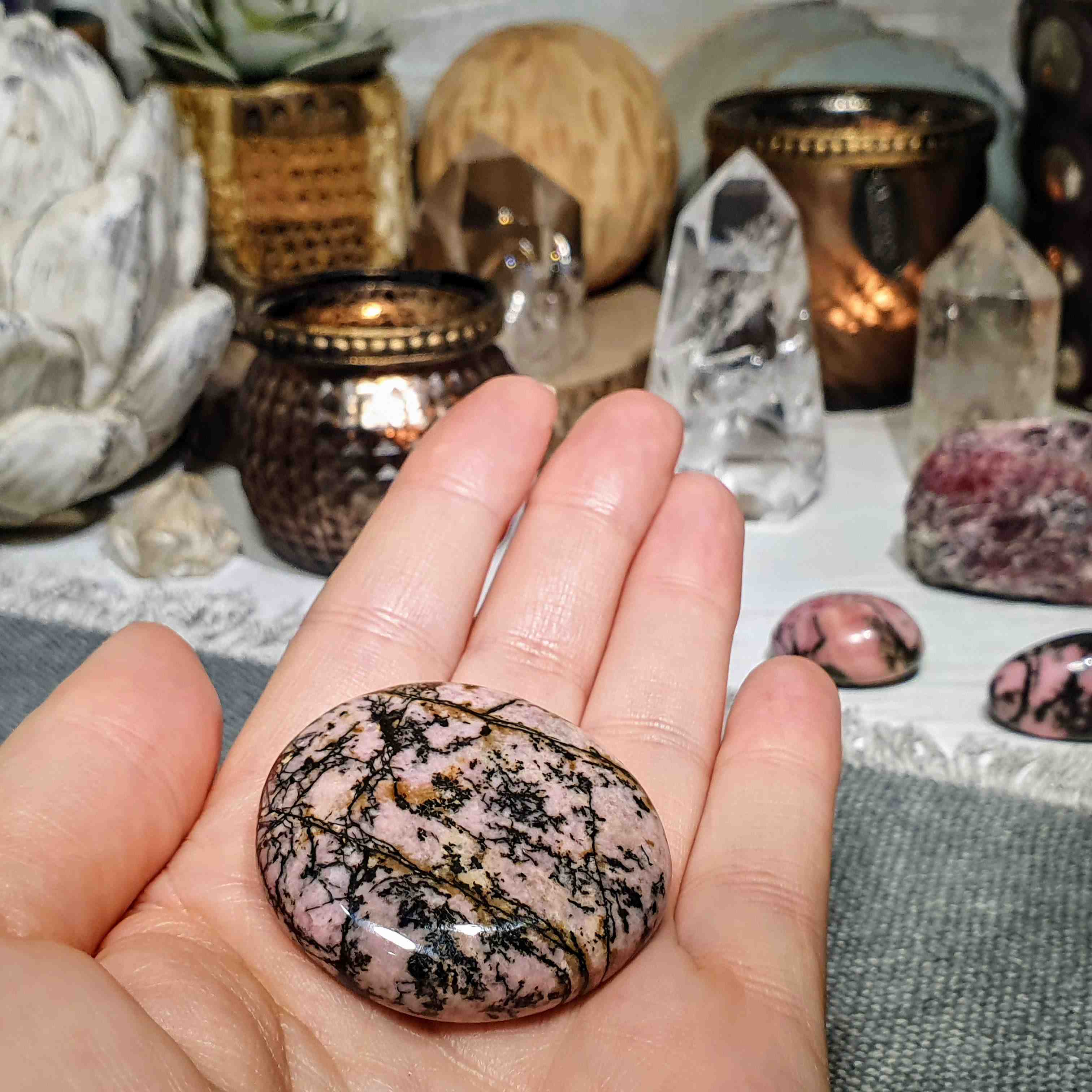 Rodonit - ručně broušená placička z Madagaskaru L. 43 g 