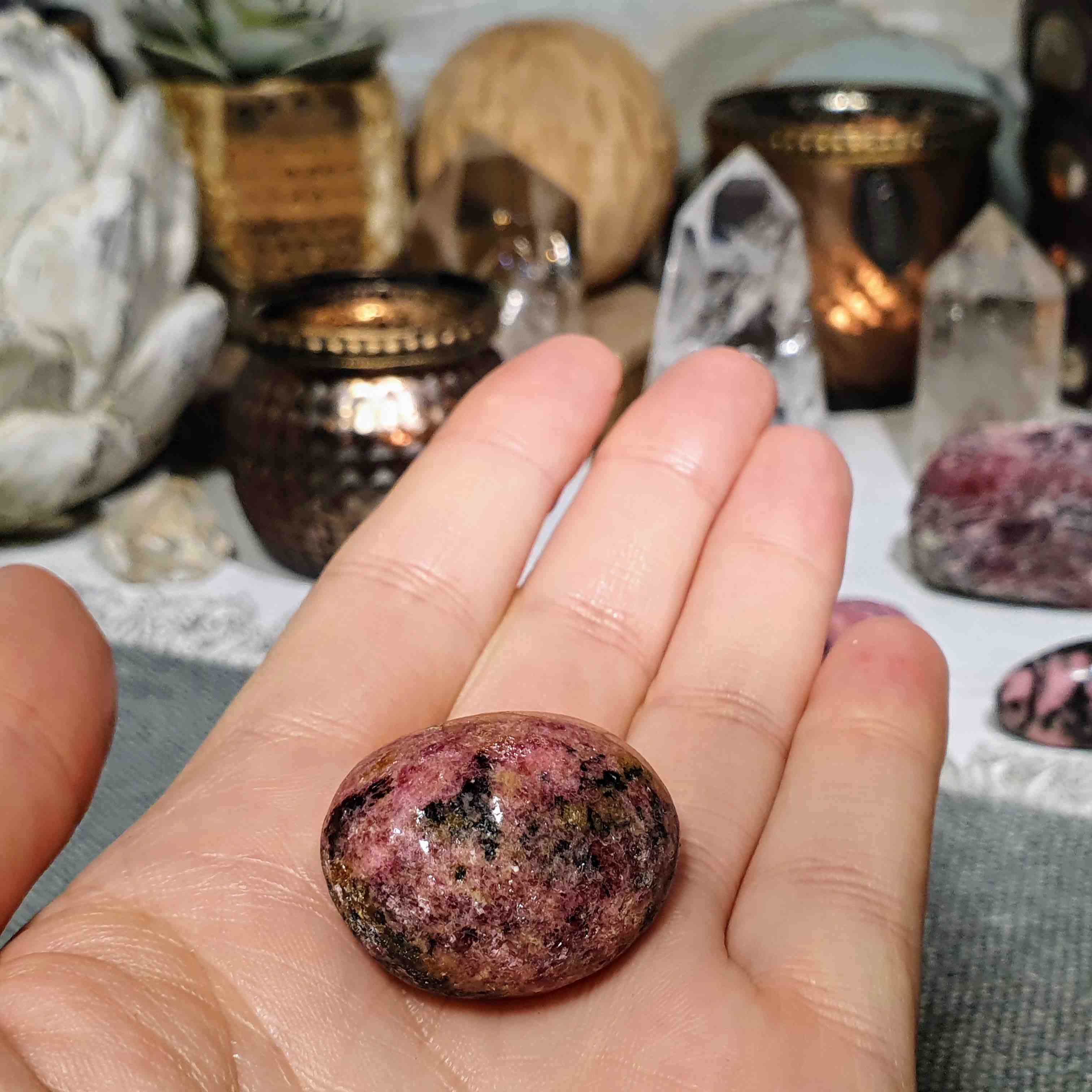Rodonit - ručně tromlovaný valounek z Madagaskaru E. 26 g  
