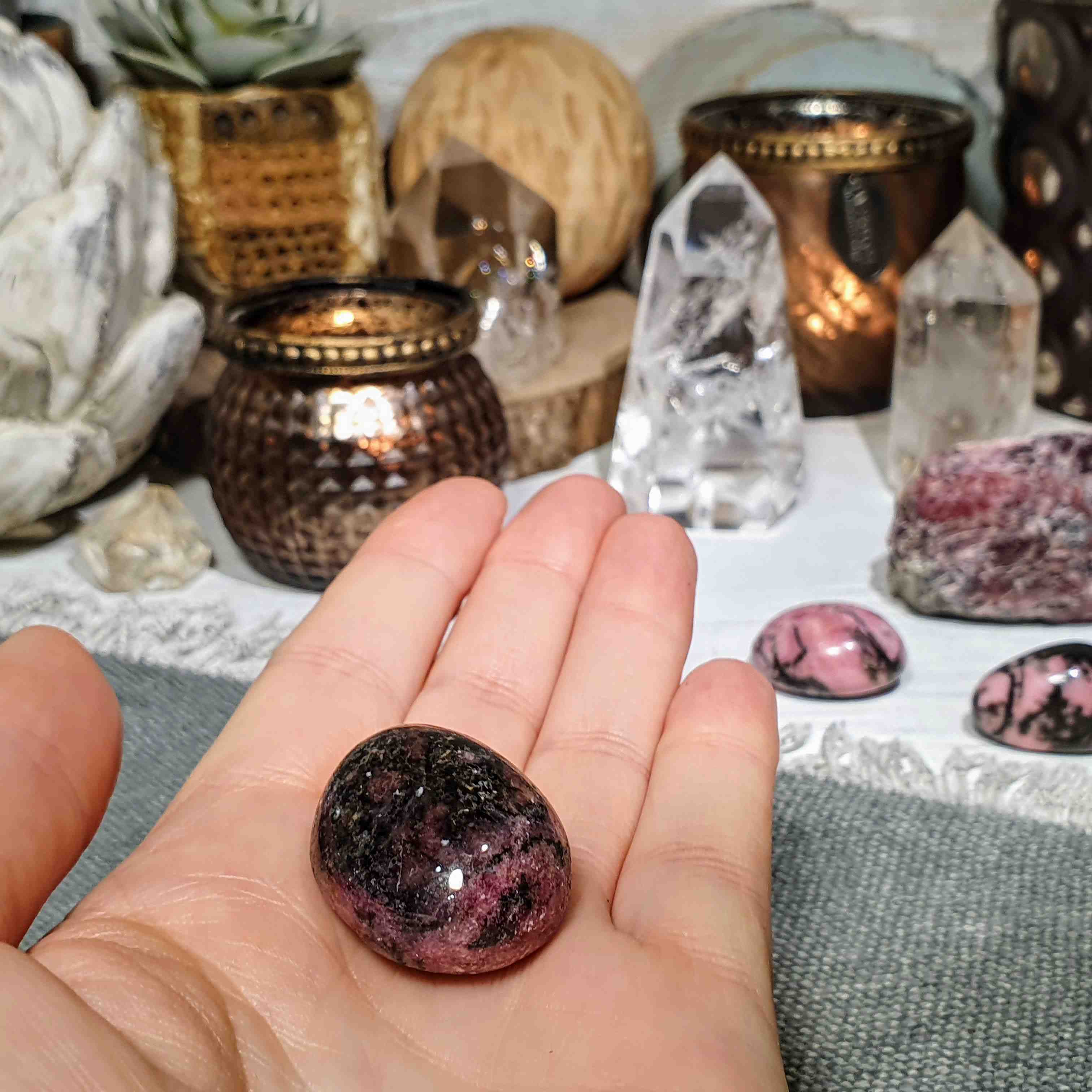 Rodonit - ručně tromlovaný valounek z Madagaskaru L. 28 g 