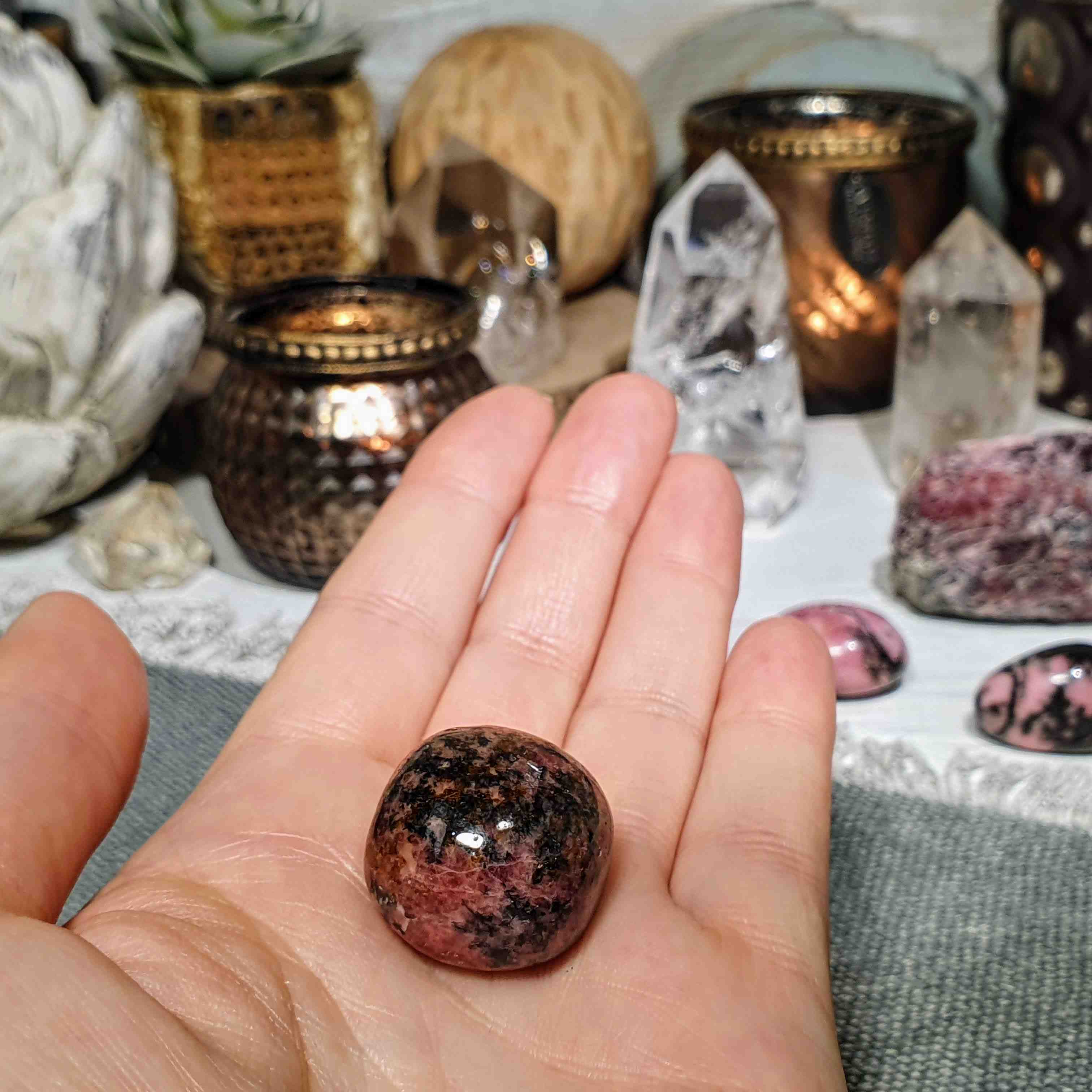 Rodonit - ručně tromlovaný valounek z Madagaskaru N. 25 g 